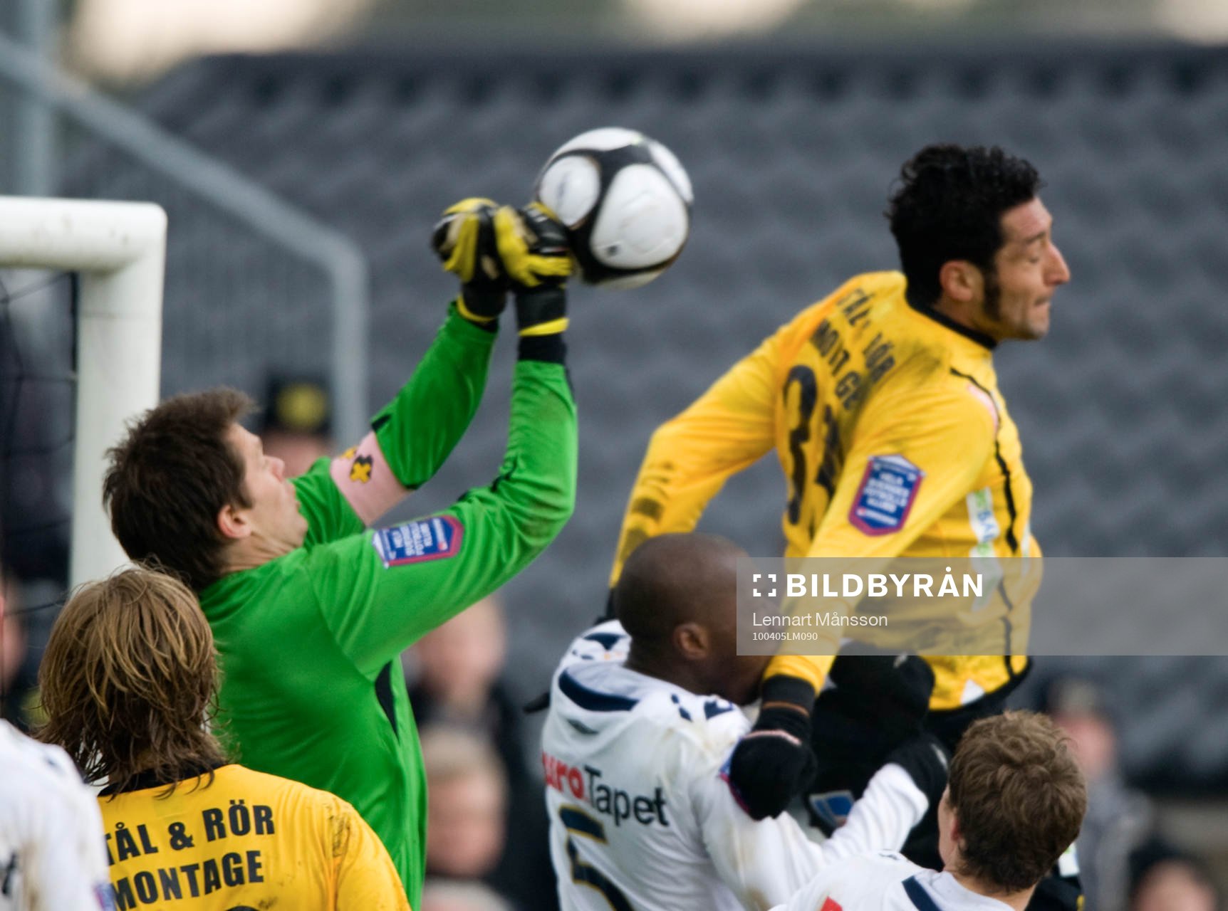 Mattias Hugosson, målvakt, Gefle, boxar undan framför