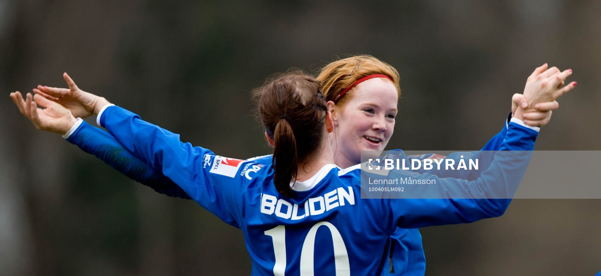 2-1, Linda Fransson som grattas av Martina Sandström. Jubel