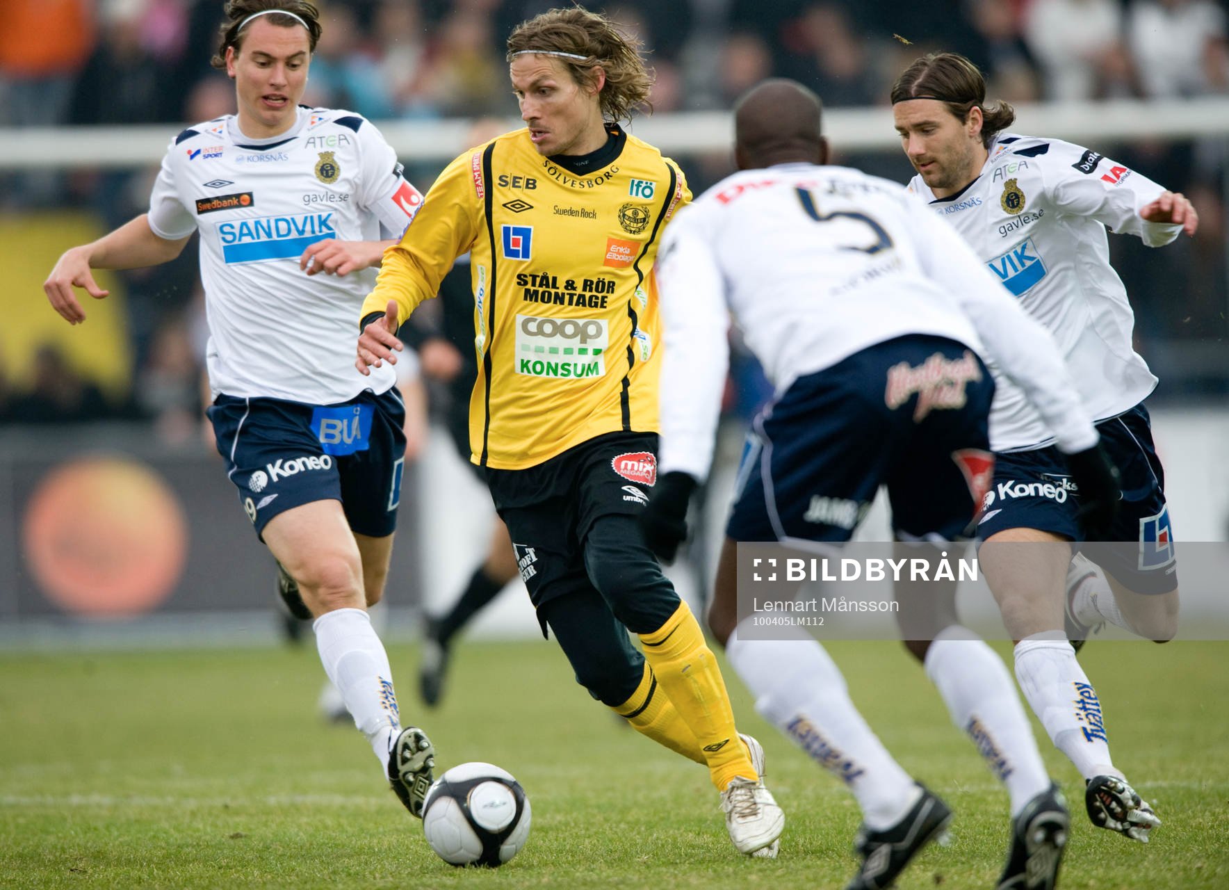 Tobias Grahn tar sig emellan två Gefle-spelare