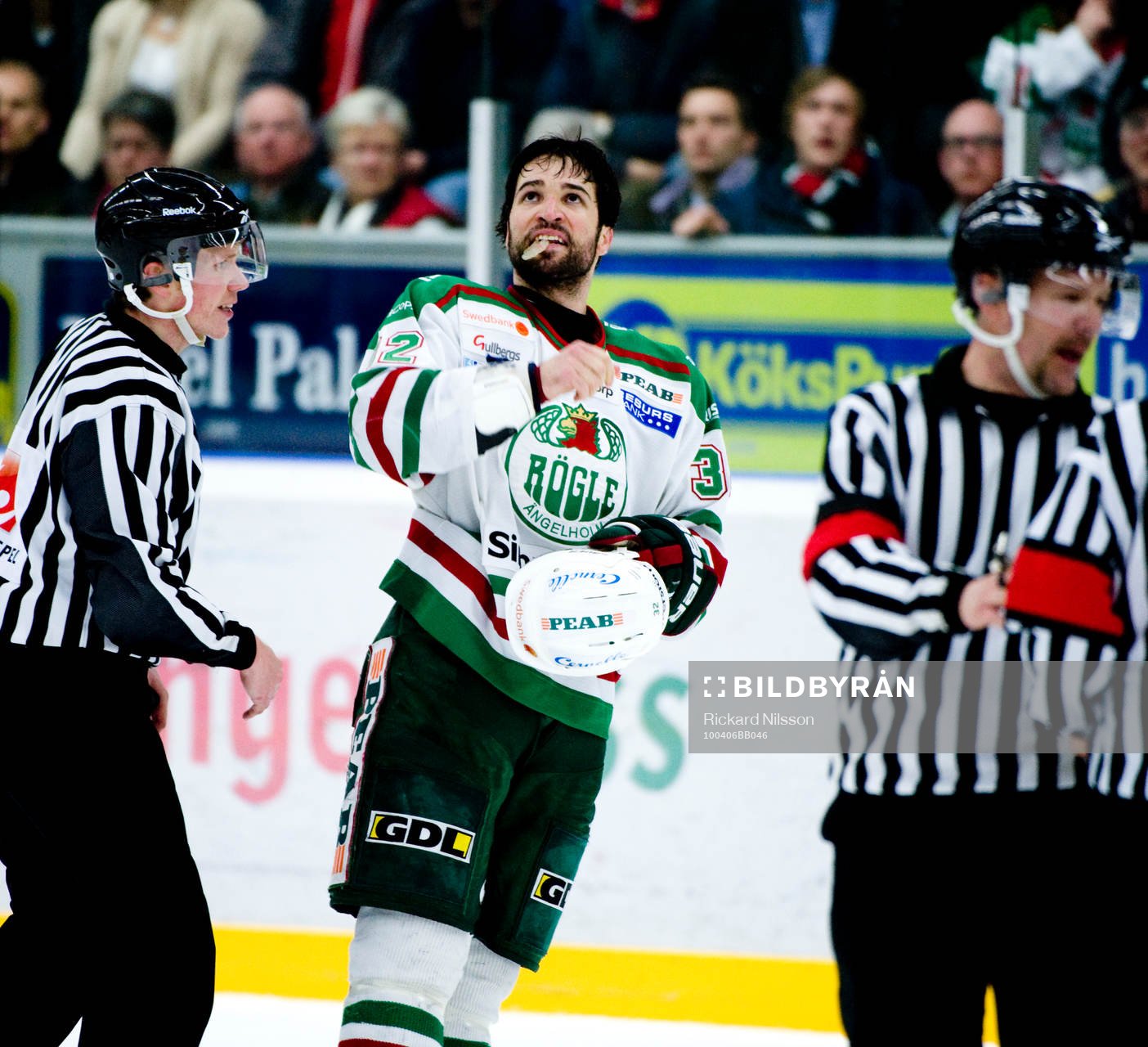 Ramzi Abid, Rögle, tittar på sitt bortdömnda mål på