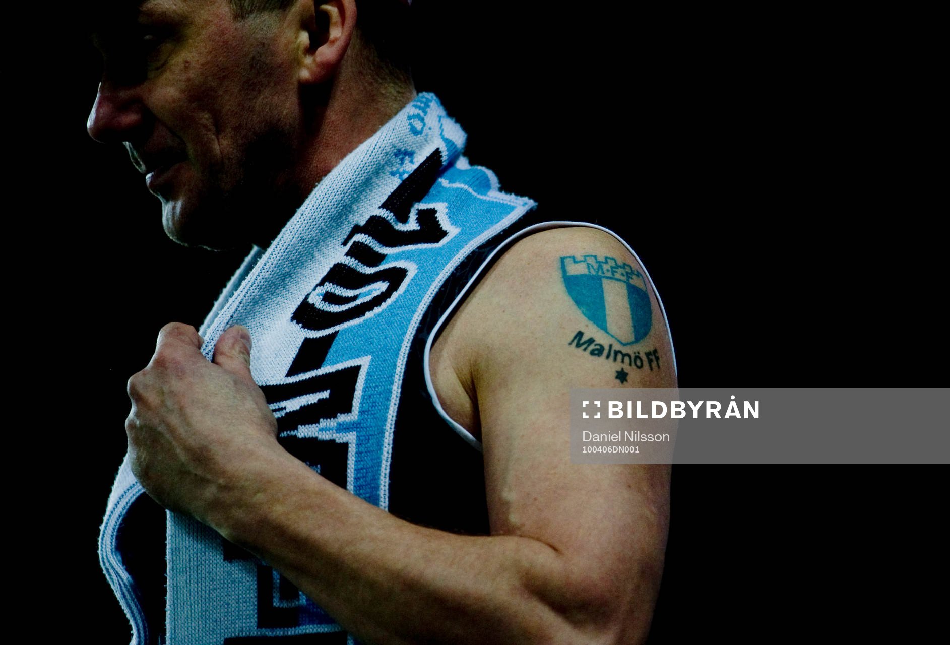 Malmö FF supporter på läktaren med tatuering