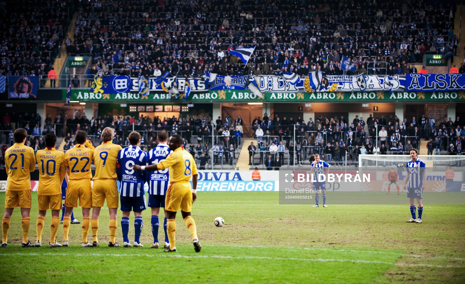 Gustav Svensson, IFK Göteborg, ska just slå en frispark