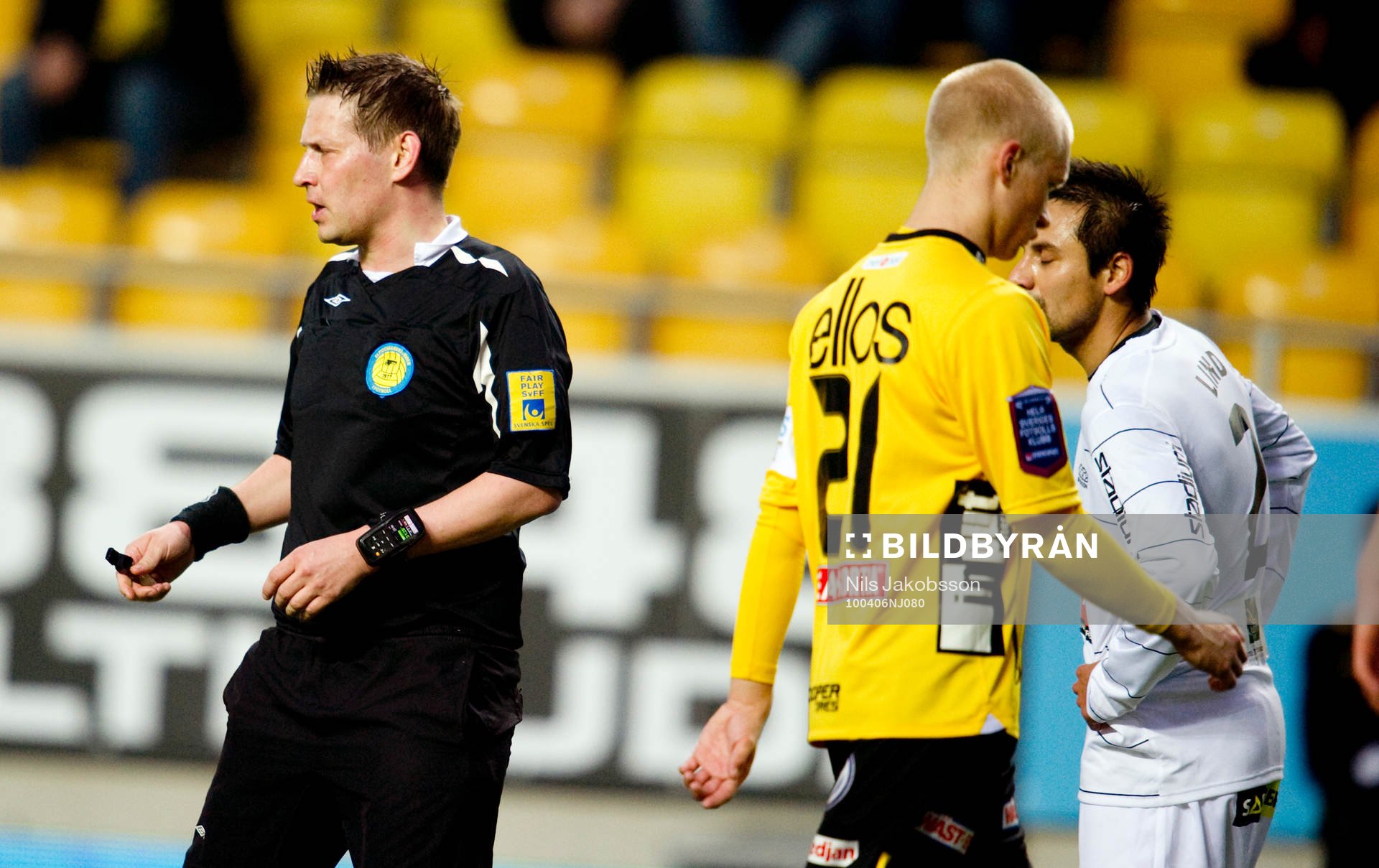 Magnus Ahlsén, domare med super hjälpmedlet på armen.