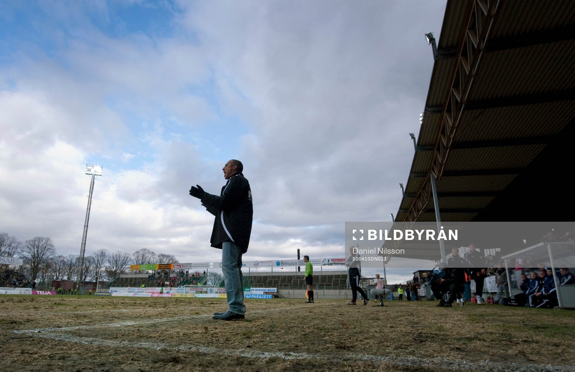 Henrik Larsson, tränare Landskrona coachar sitt lag på