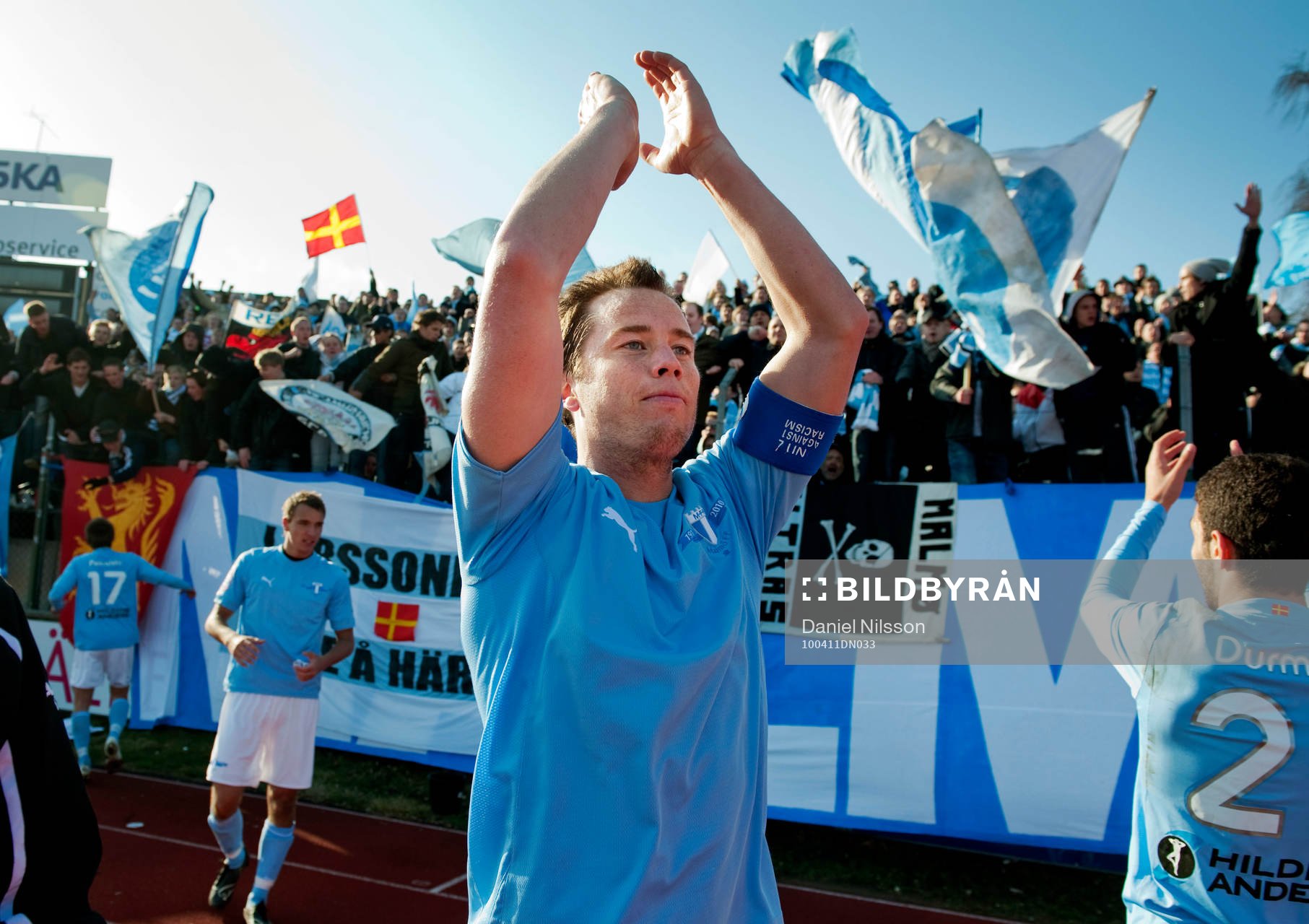 Daniel Andersson tar emot Malmö supportrarnas jubel