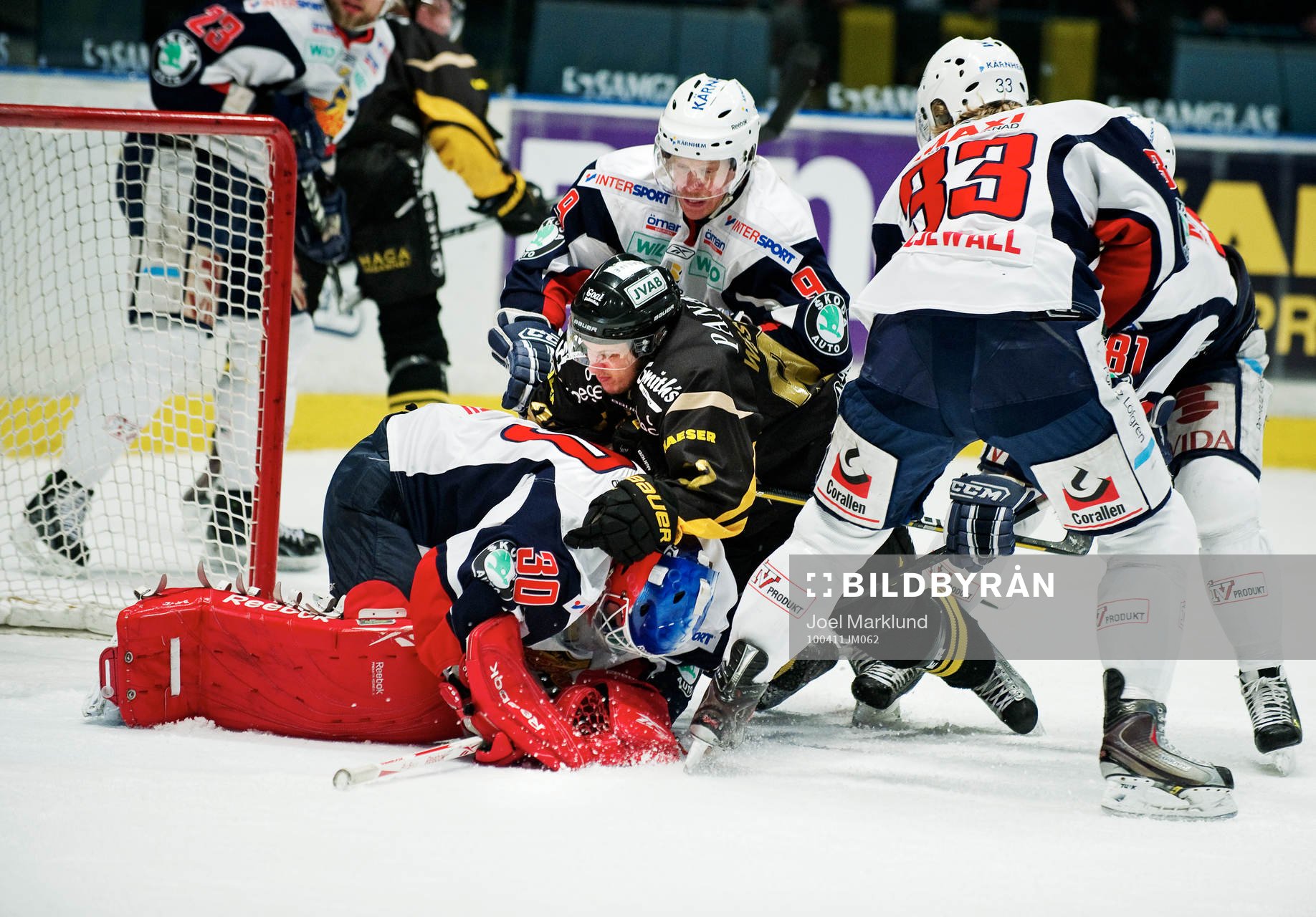 Nicklas Rahm, Växjö, pressar ner Jonas Westerling, AIK