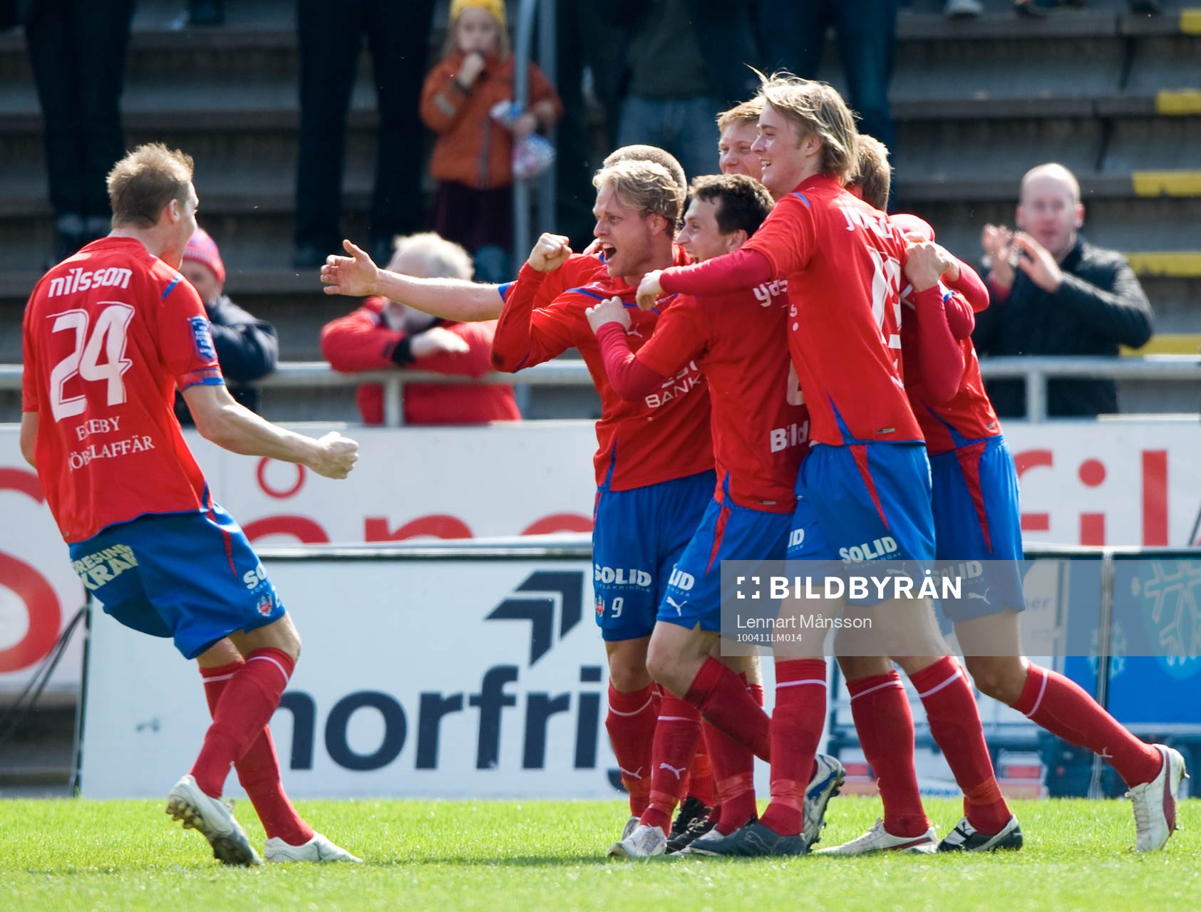 2-1, Markus Holgersson som grattas av hela laget