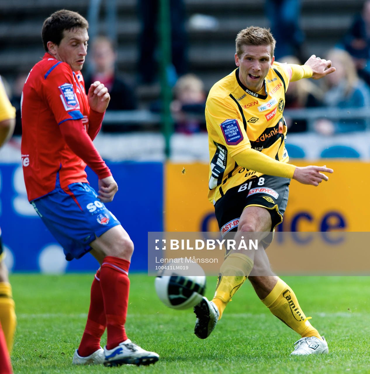  Anders Svensson, Elfsborg, skjuter förbi Ardian Gashi, Helsingborg