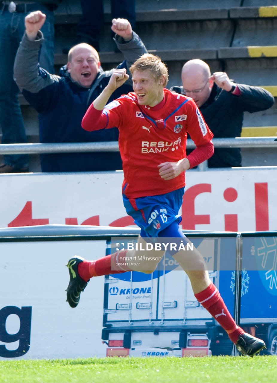 2-1, Markus Holgersson som jublar ikapp med publiken. Jubel