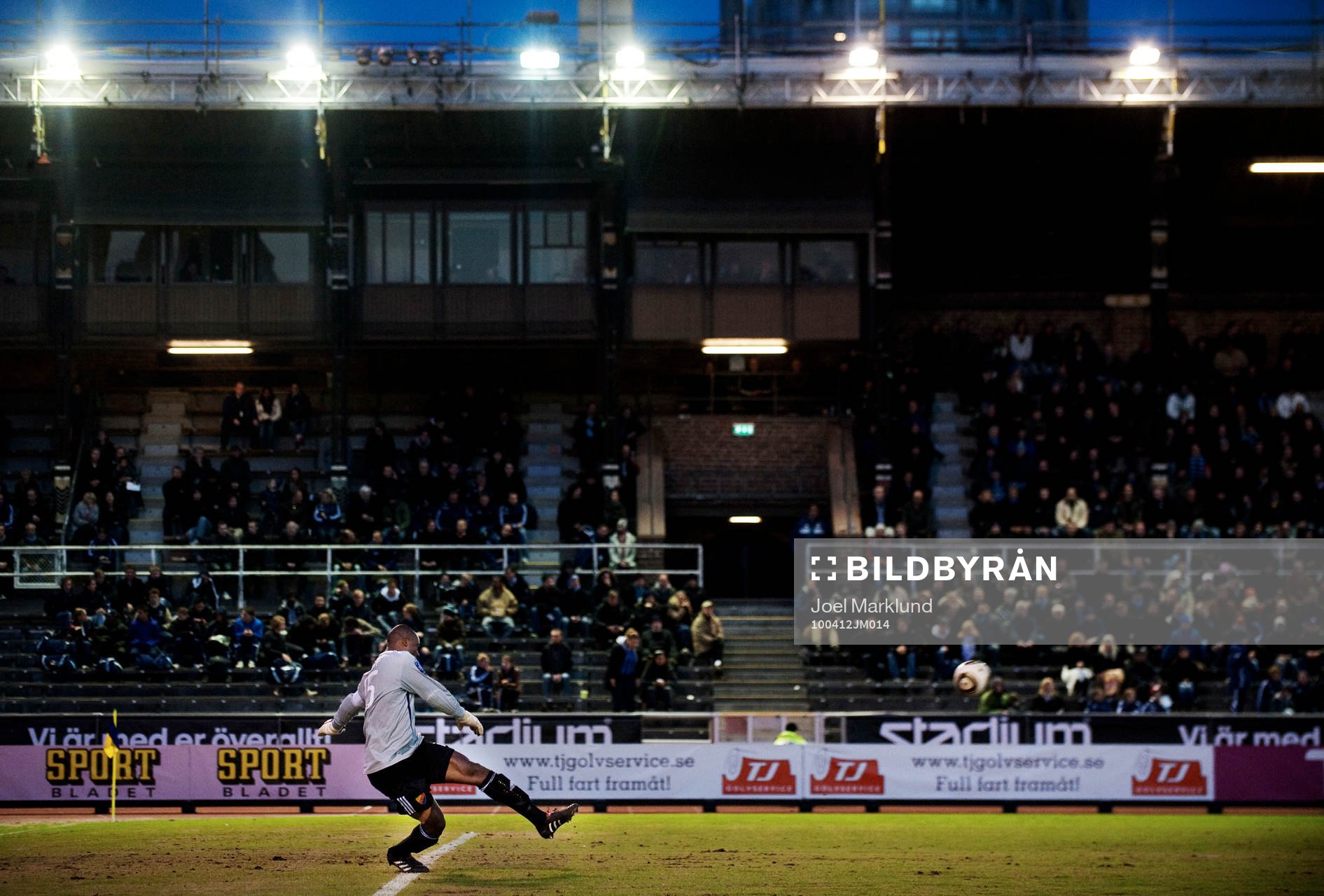 Pa Dembo Touray, målvakt, Djurgården, skjuter en inspark