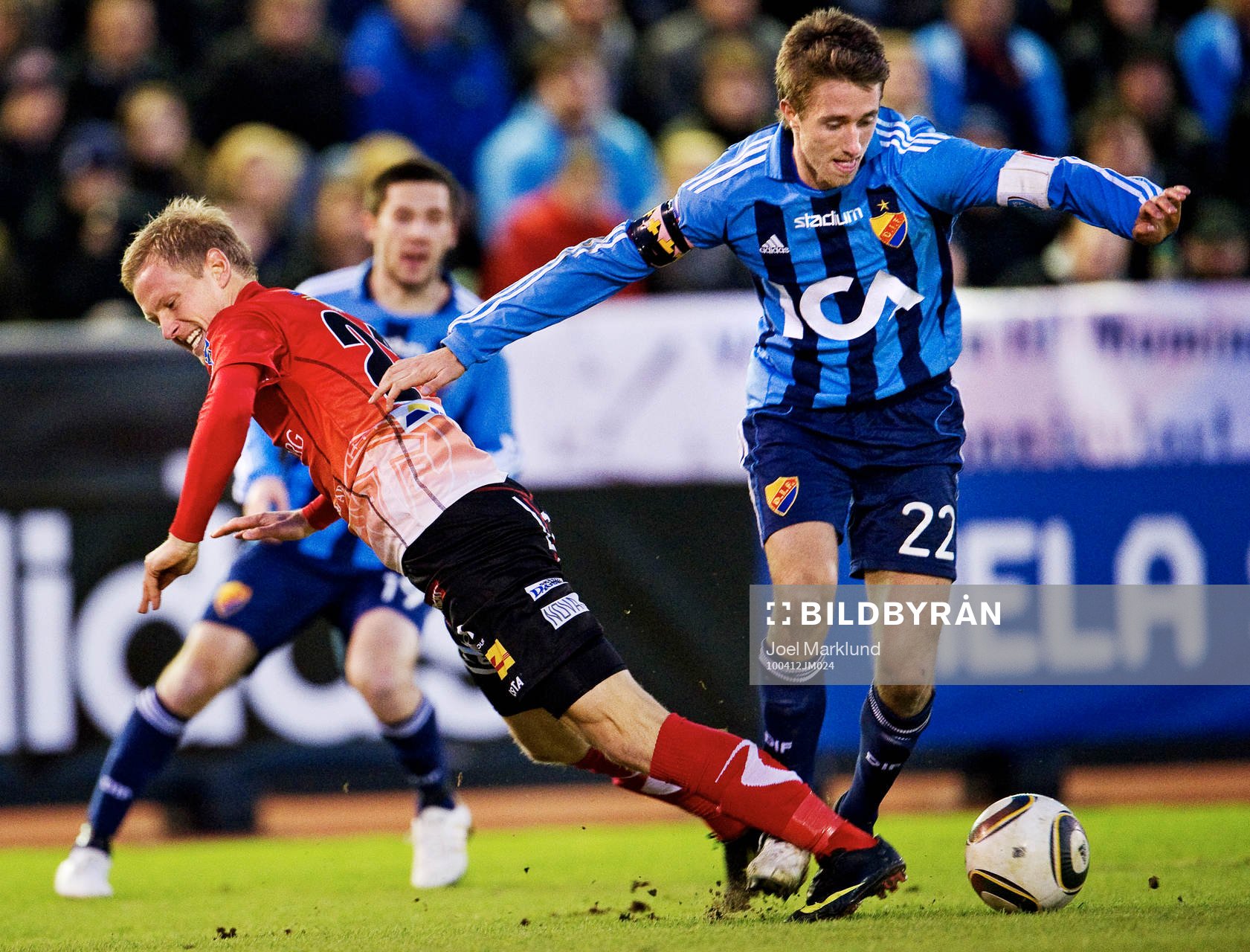 Magnus Andersson, Trelleborg, faller i en närkamp med