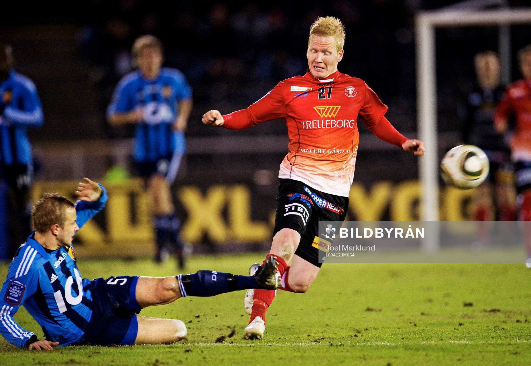 Petter Gustafsson, Djurgården, bryter ett pass till