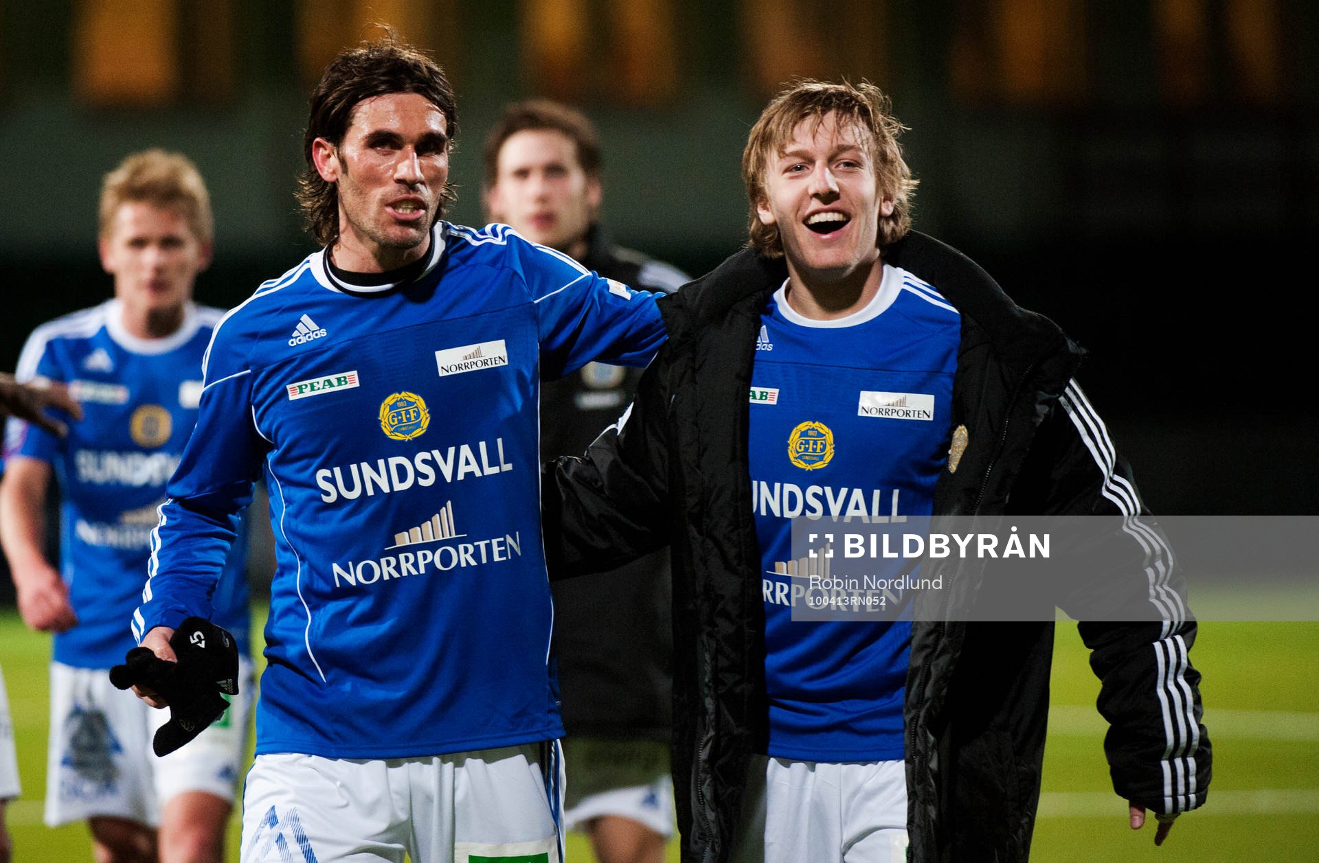Sundsvalls Emil Forsberg och Nuri Mustafi jublar