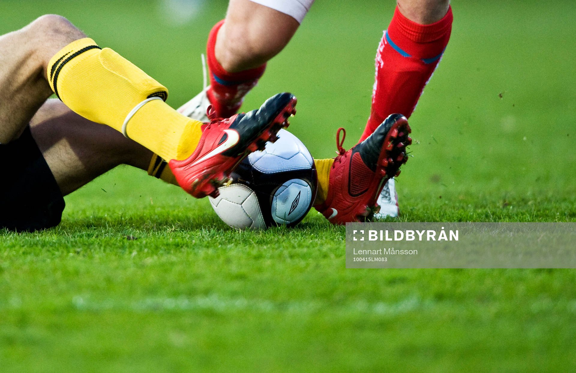 Fot, ben, boll, gräs, gräsplan, tackling, glidtackling,