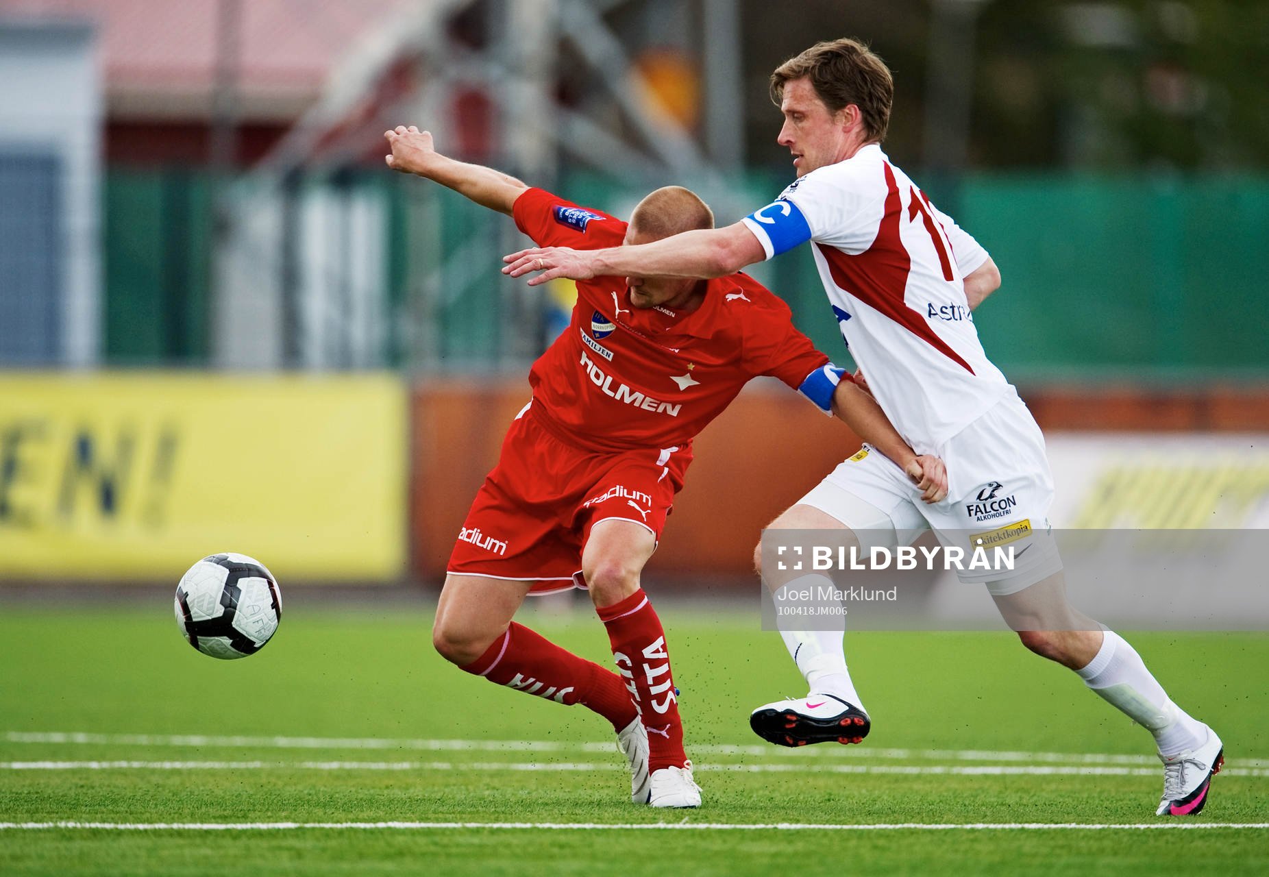 Daniel Bamberg, Norrköping, i en duell med Göran
