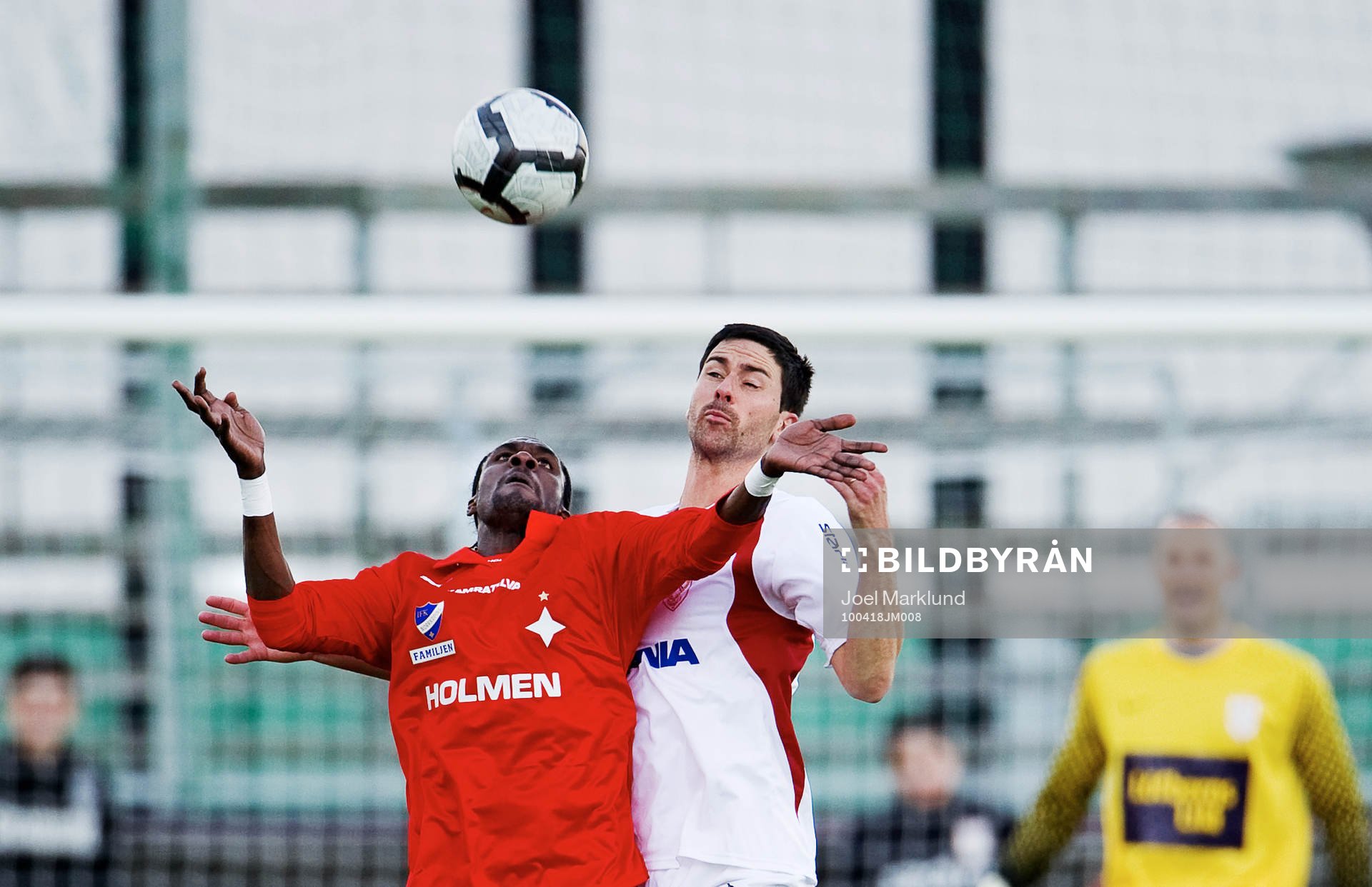 Russell Mwafulirwa, Norrköping, i duell om bollen mot