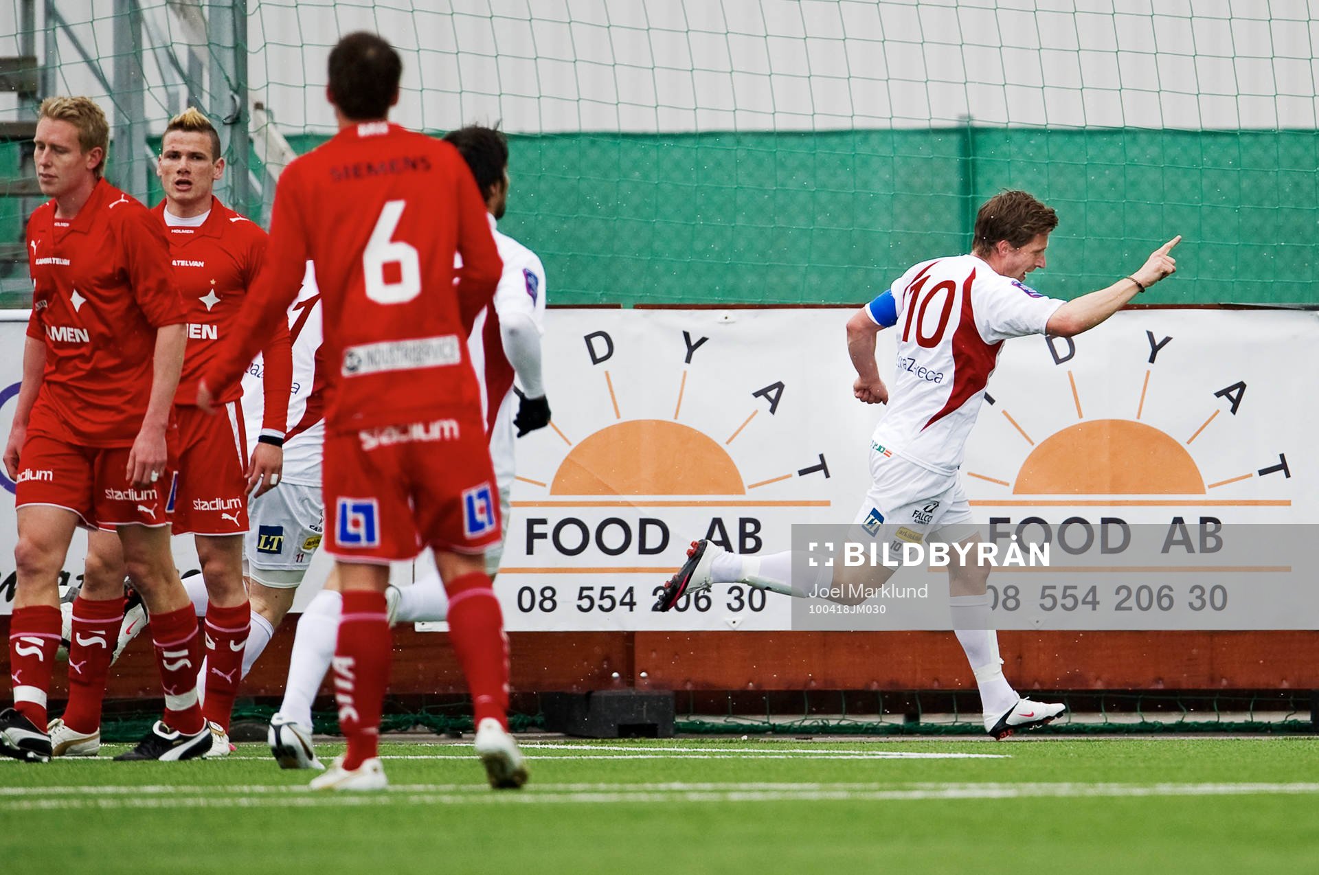  Göran Marklund, Assyriska, jubel efter att ha nickat in 1-0.