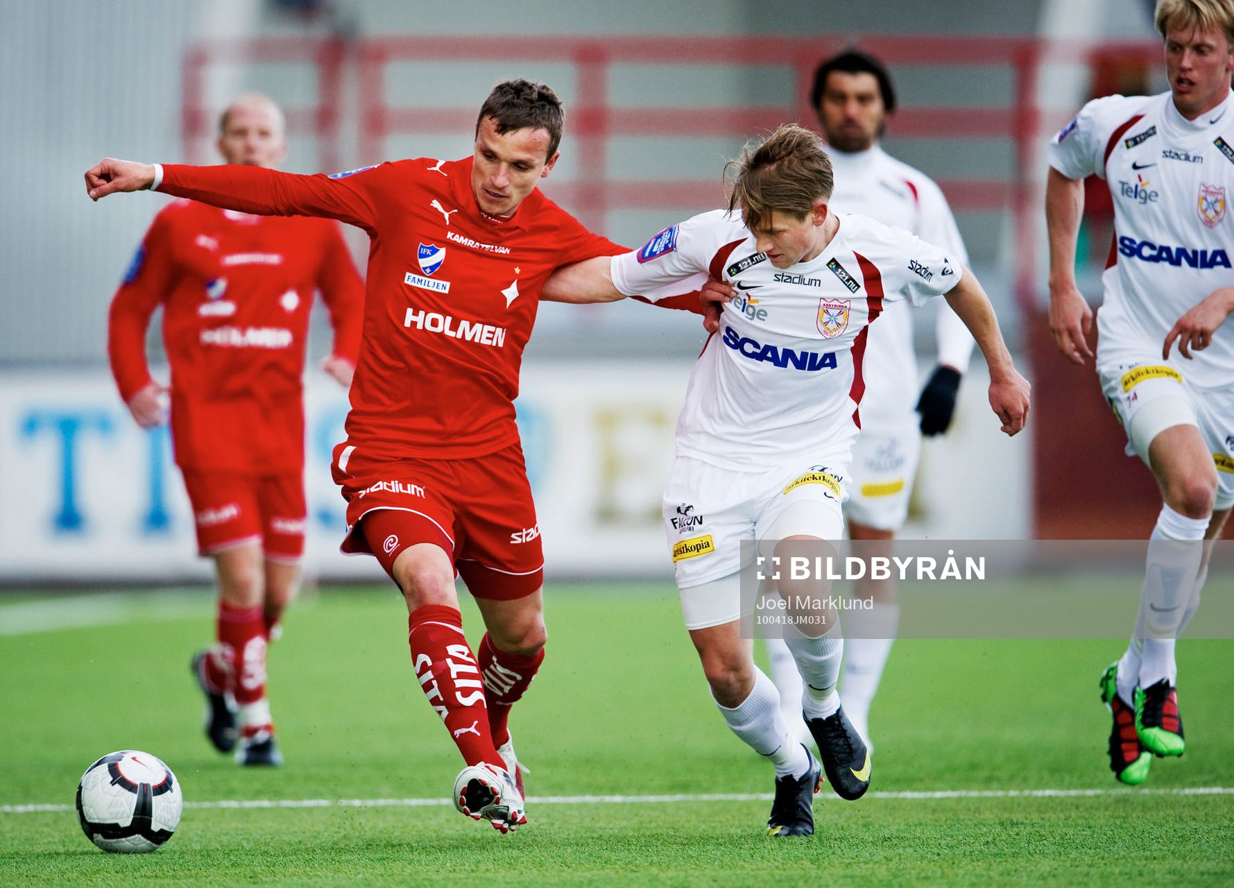 Sphetim Hasani, Norrköping, utmanas av Mikael