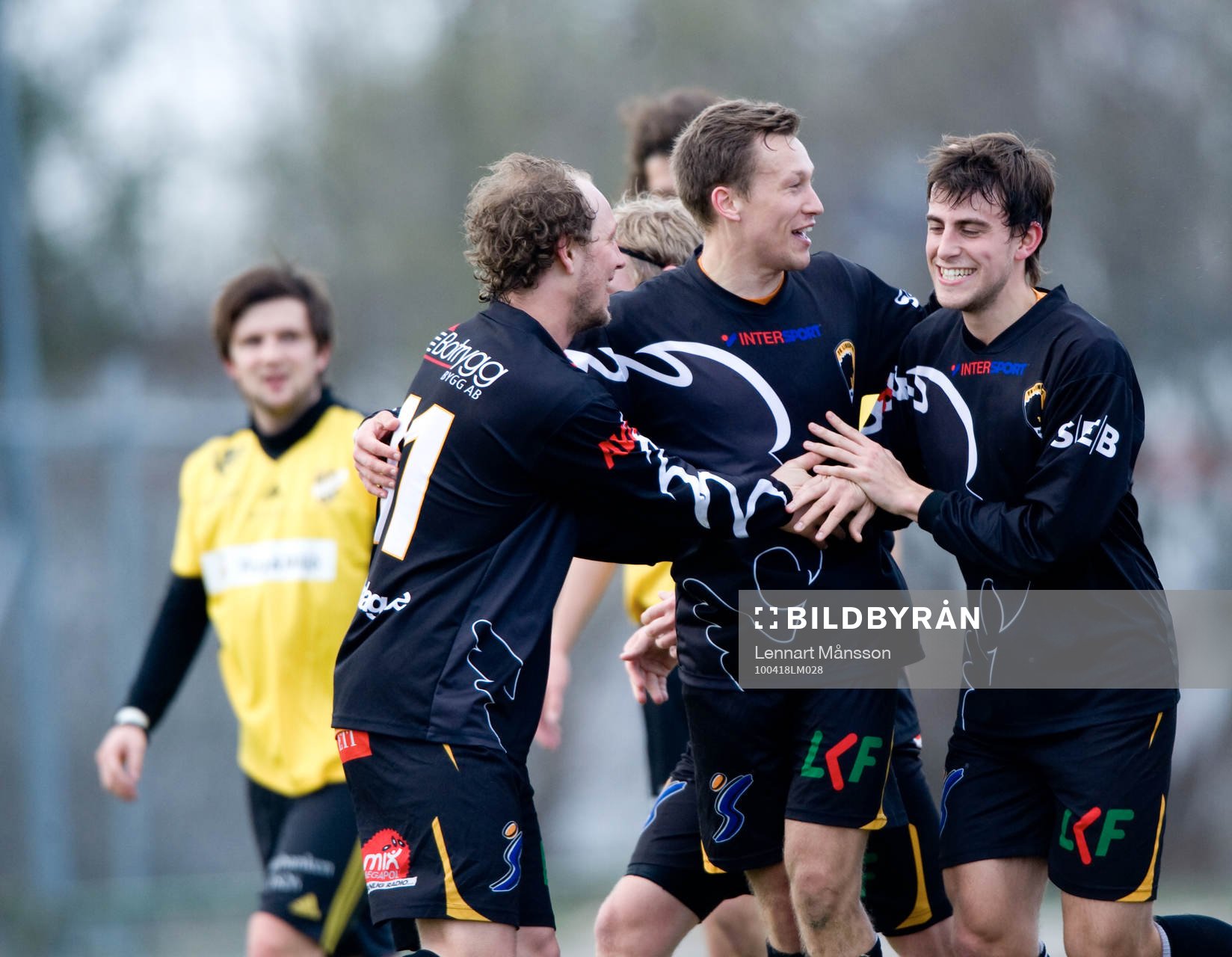 1-2, målskytten grattas, jubel, glädje