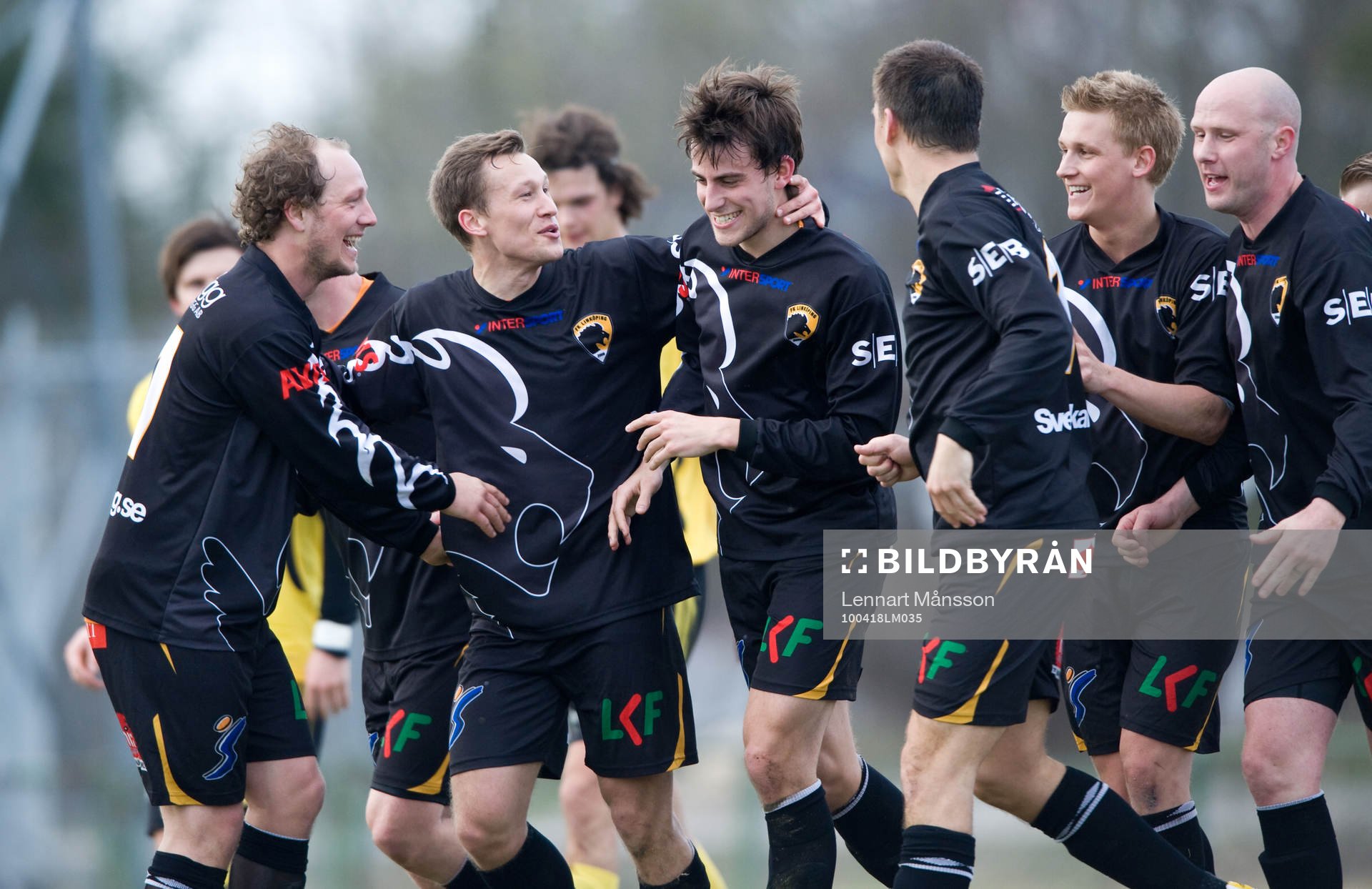 1-2, målskytten grattas, jubel, glädje