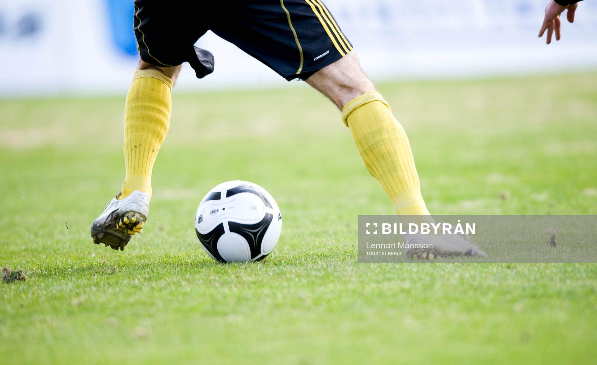 Fot, fötter, boll, fotboll, gräsmatta, fotbollsplan,