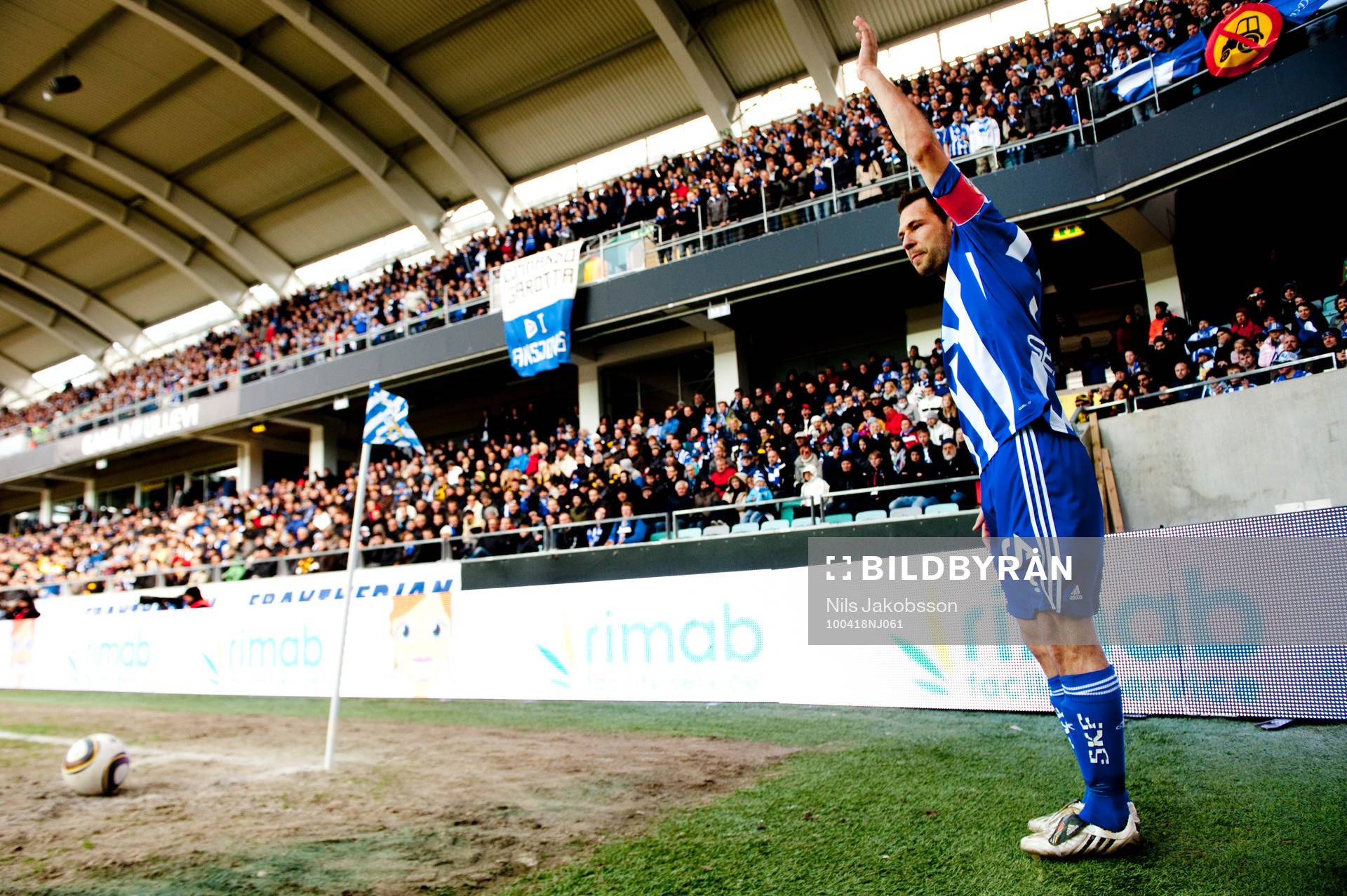 Stefan Selakovic, lägger en hörna