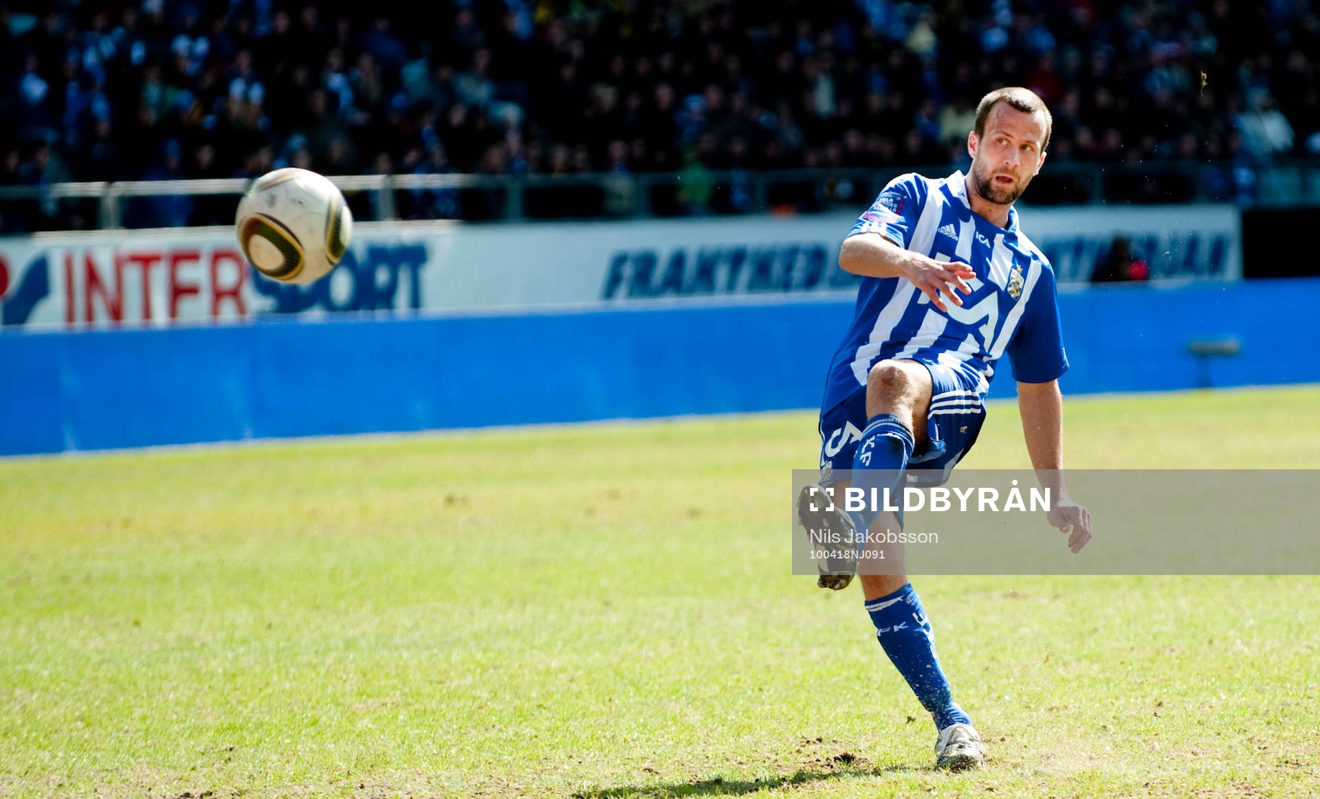 Hjalmar Jonsson, IFK Göteborg  slår en frispark i mål