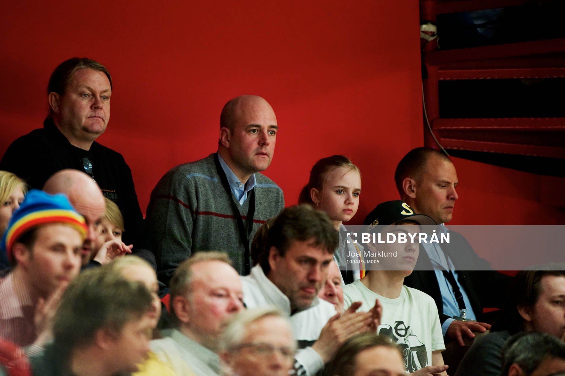 Statsminister Fredrik Reinfeldt kollar på matchen