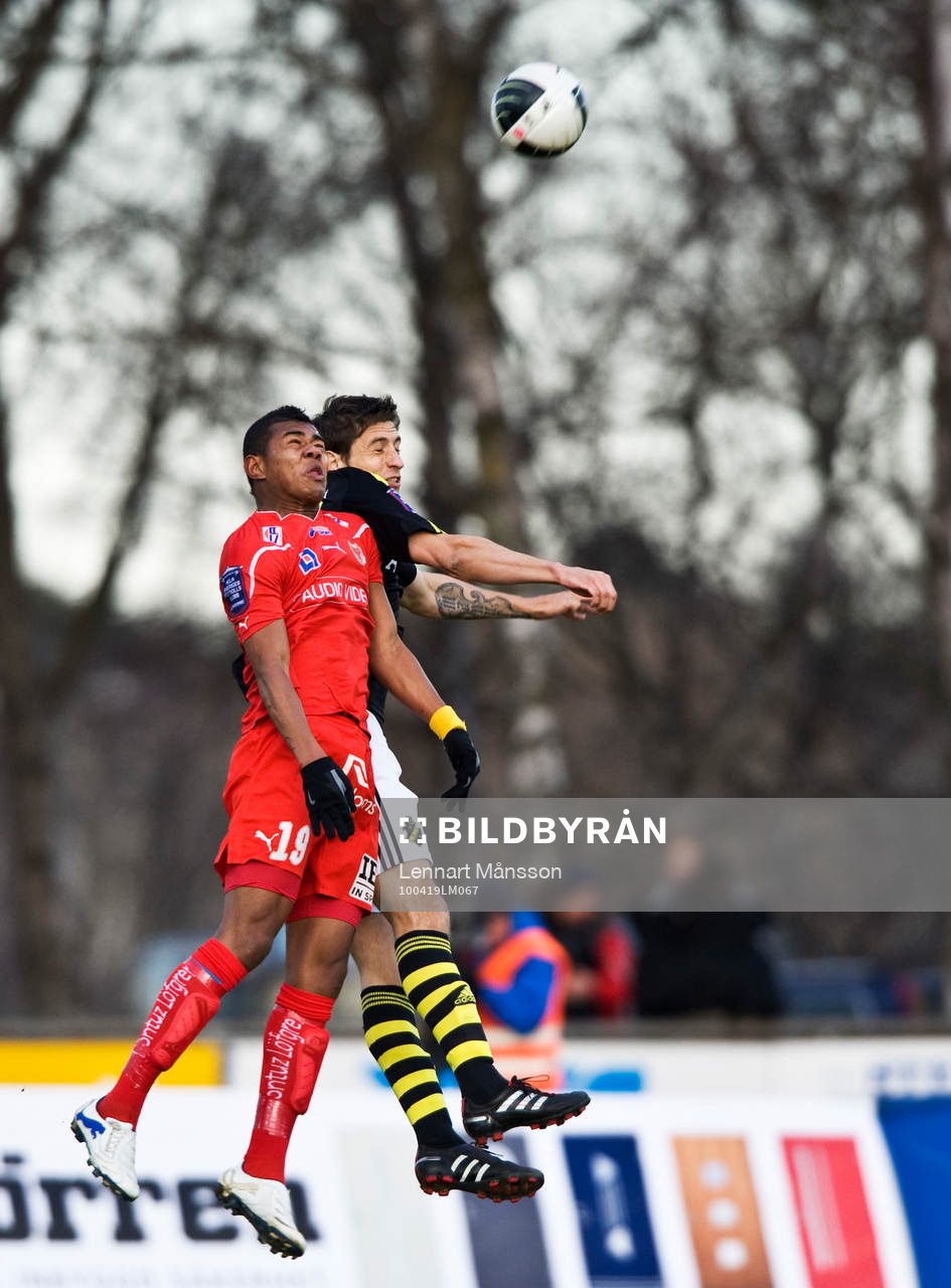 Ricardo Santos, Kalmar och Sebastian Eguren, AIK, nickduell