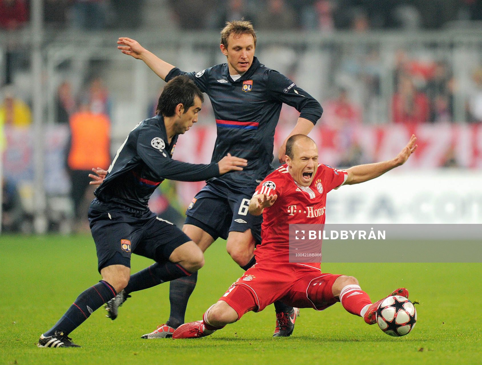 Cesar Delgado och Kim Källström, Lyon, mot  Arjen Robben,