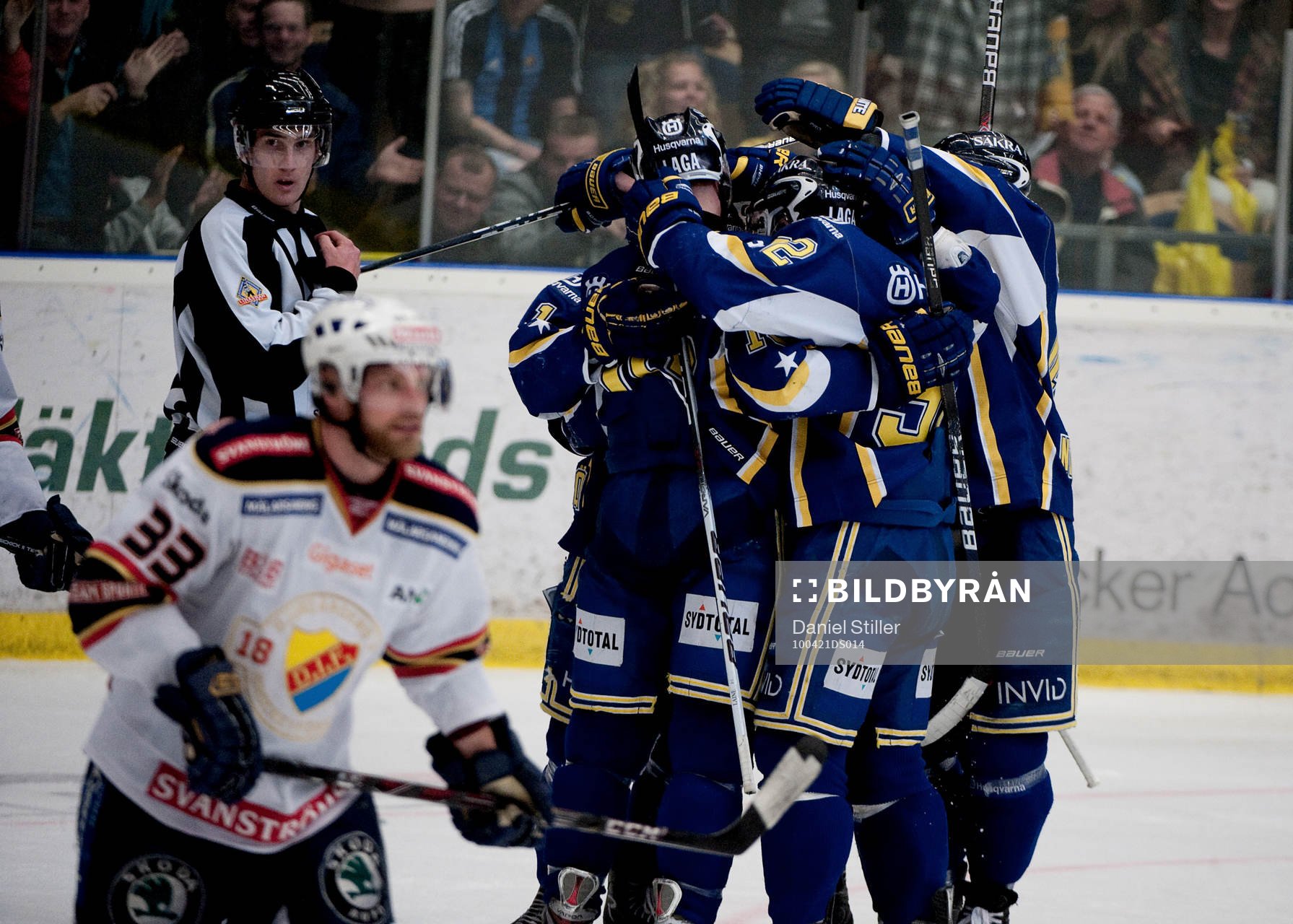 Adam Almquist gör 2-1 till HV71, jubel. Timmy Pettersson,