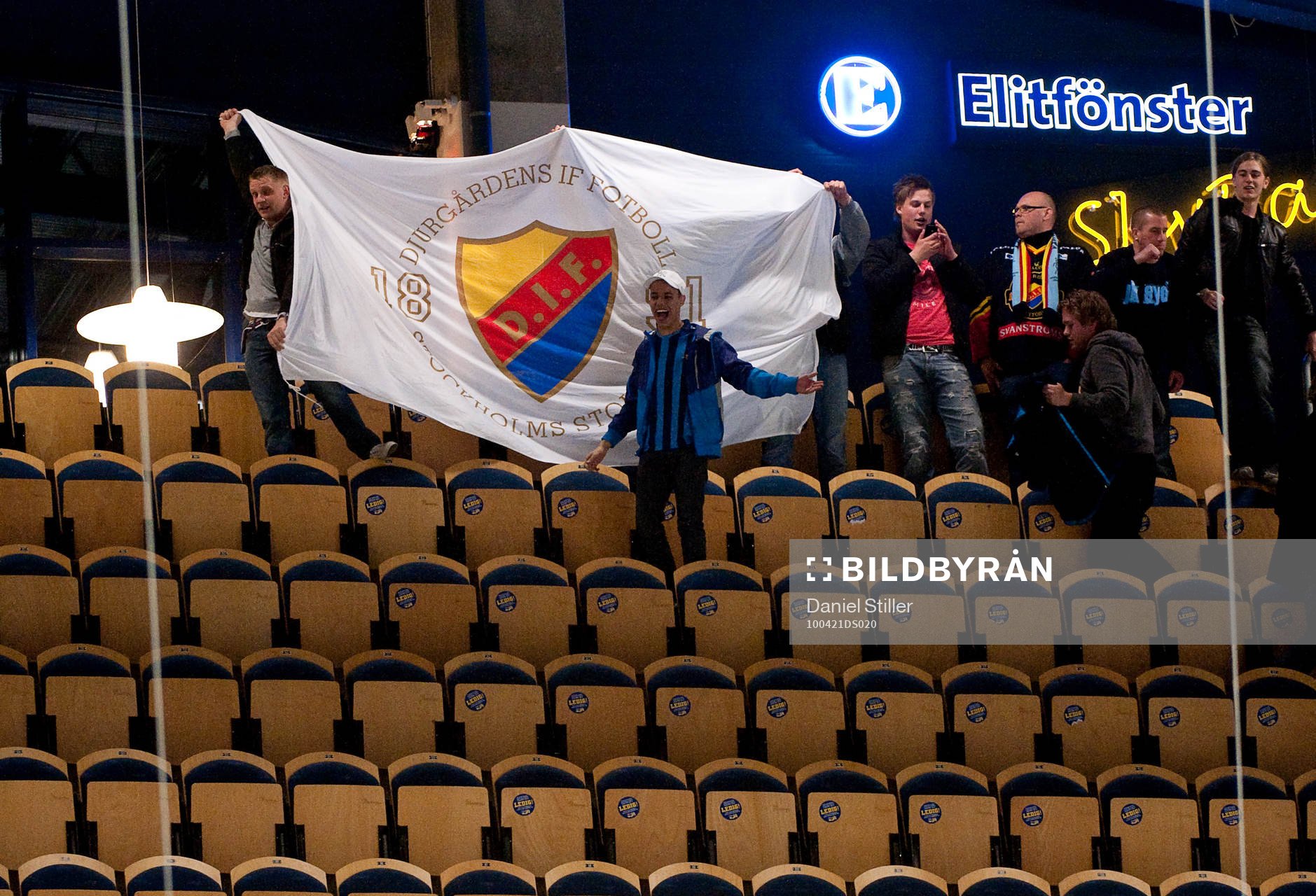 Några Djurgårdssupportrar hade smugit sig in. Flagga,