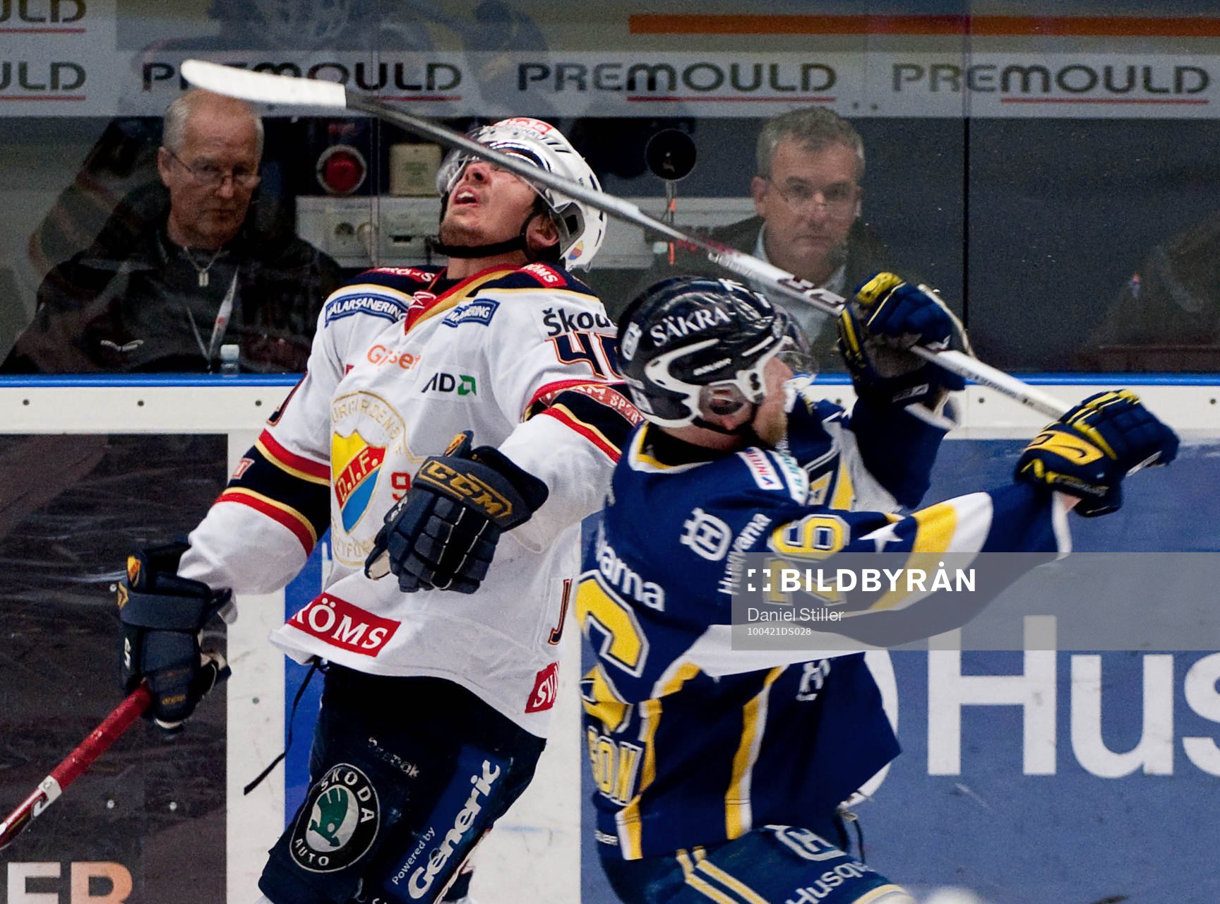 Jacob Josefson, Djurgården, får en klubba på näsan av