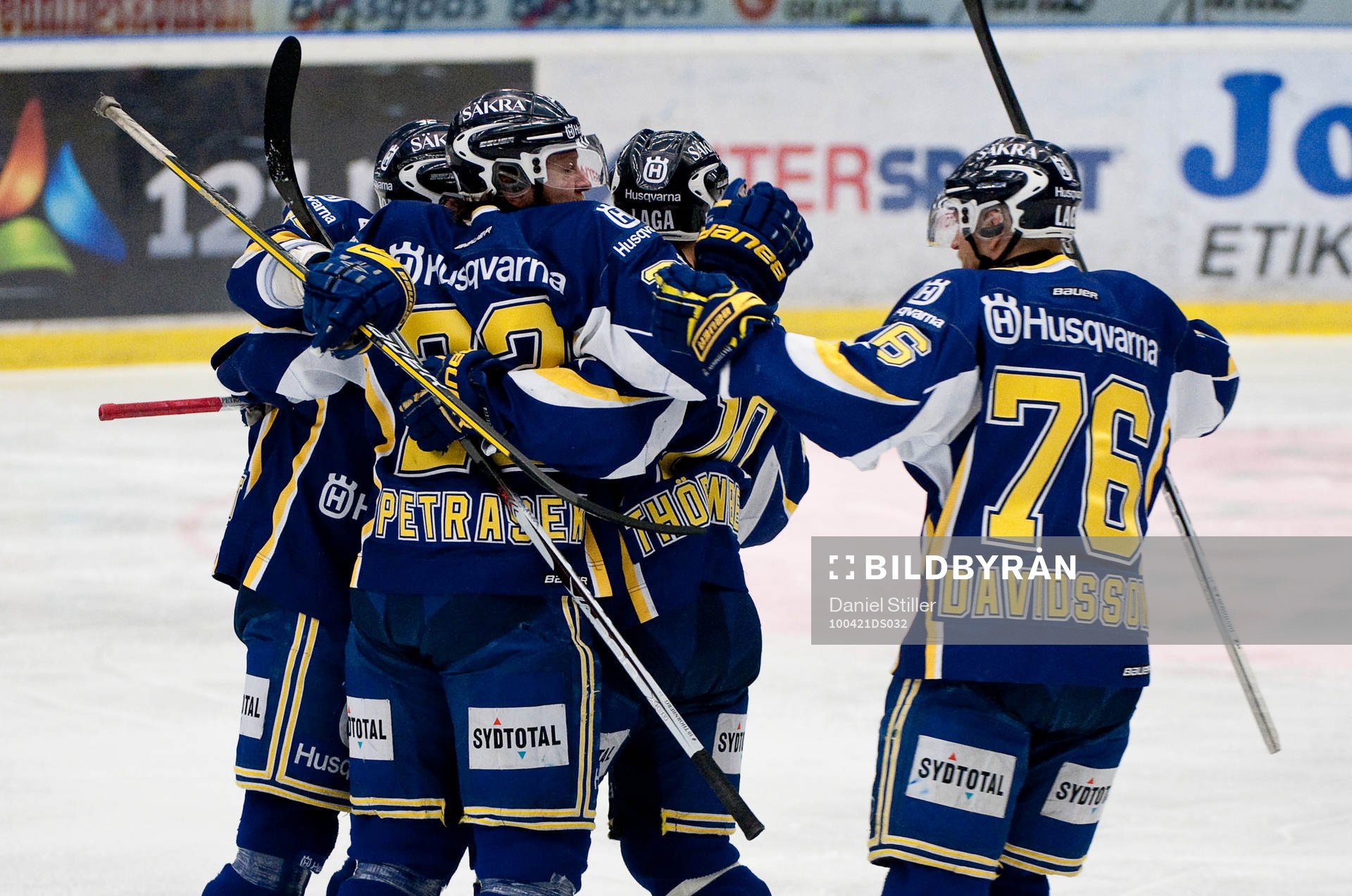 1-0 till HV71 genom David Petrasek. Jubel
