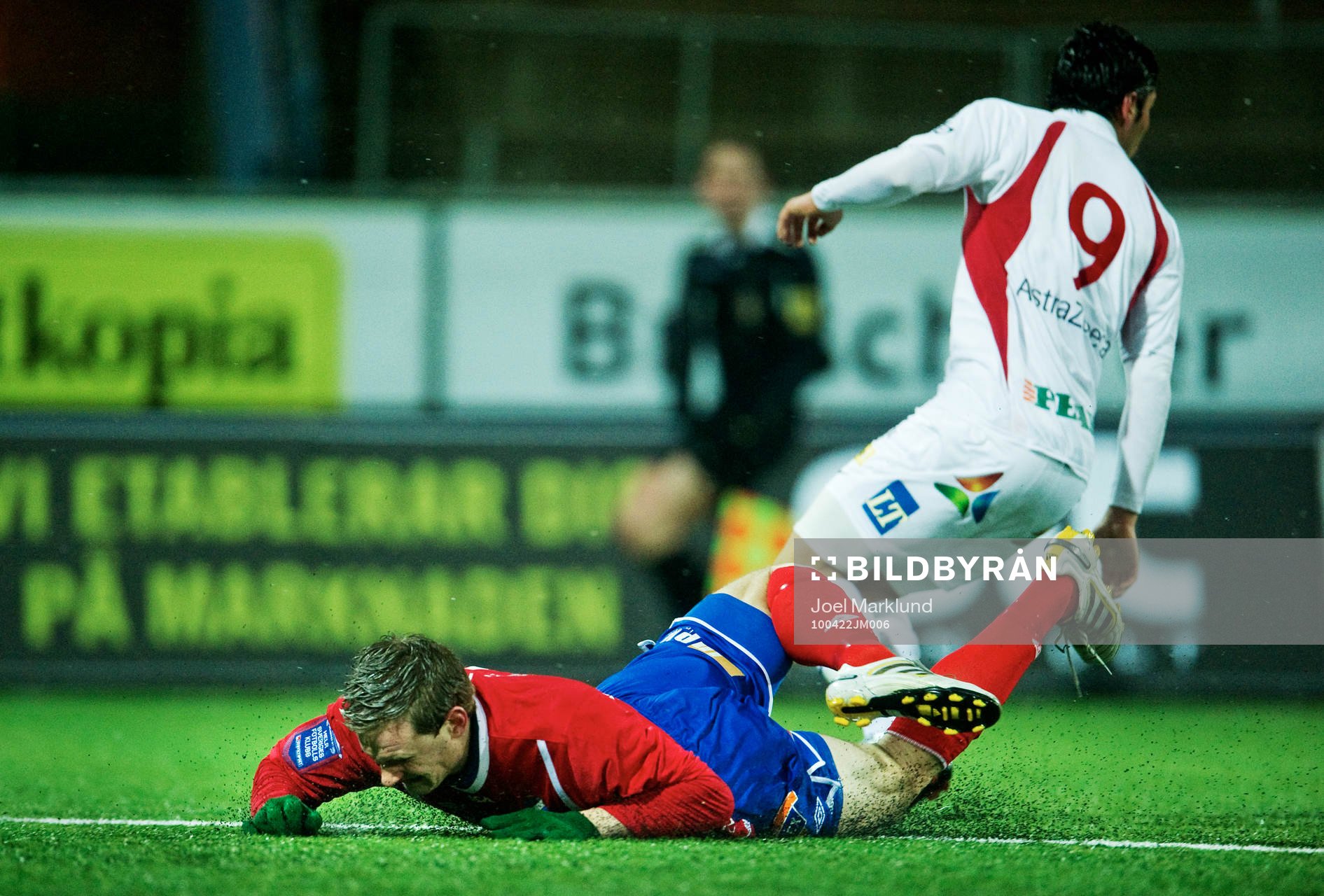 Anton Henningsson, Öster, faller i konstgräset
