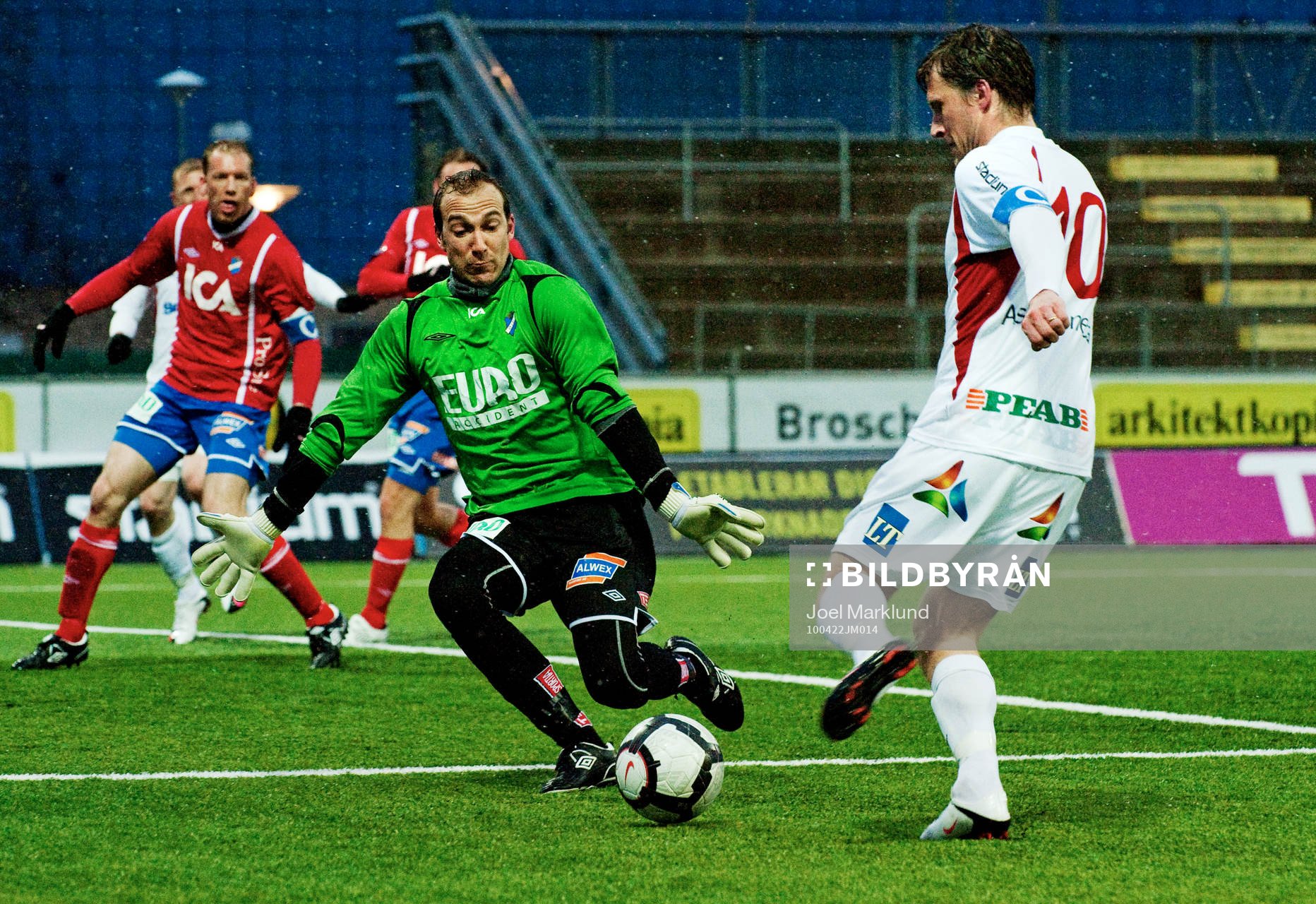 Göran Marklund, Assyriska, är nära att göra mål bakom
