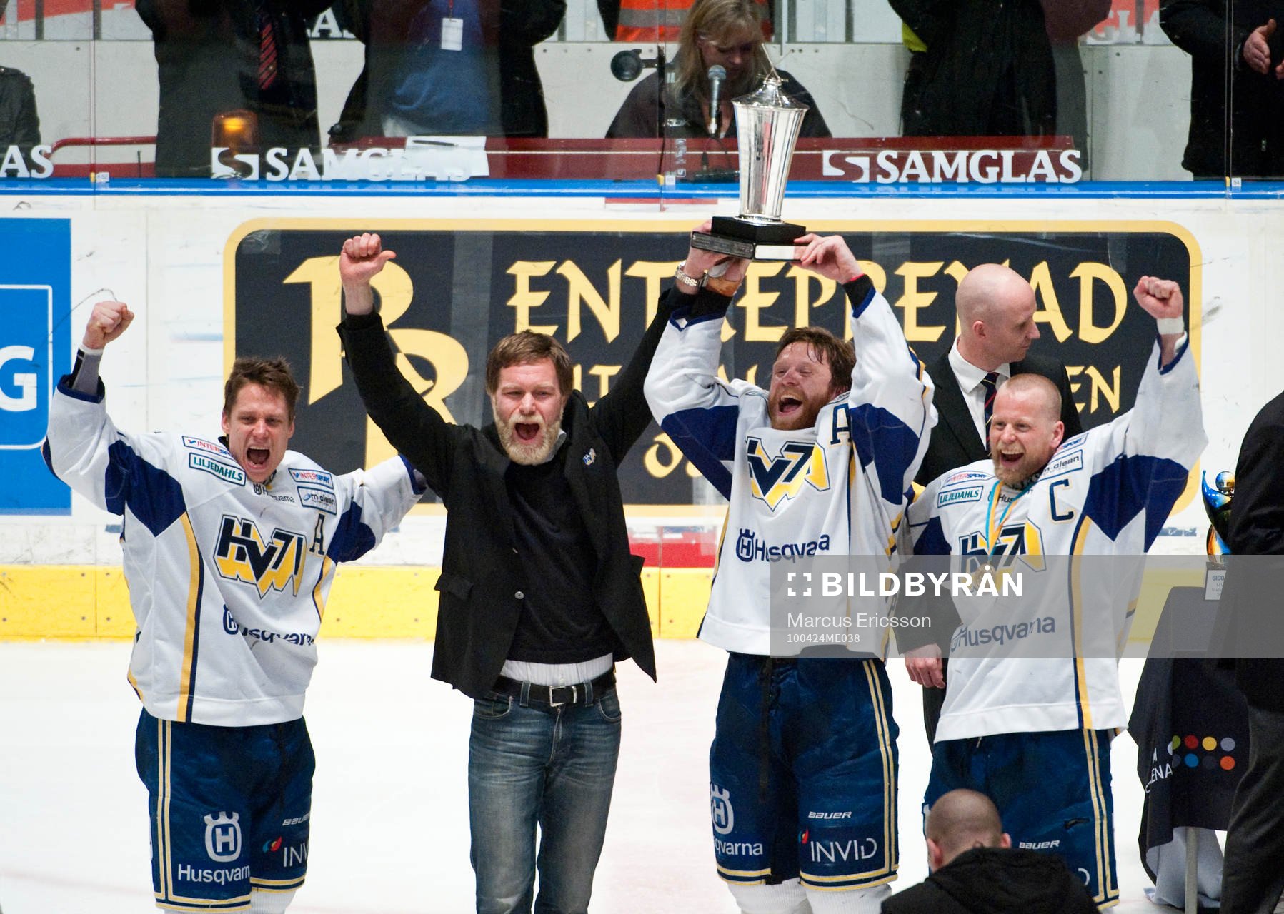 HV71 Svenska Mästare lyfter Pokalen. SM-guld, guld, pokal,