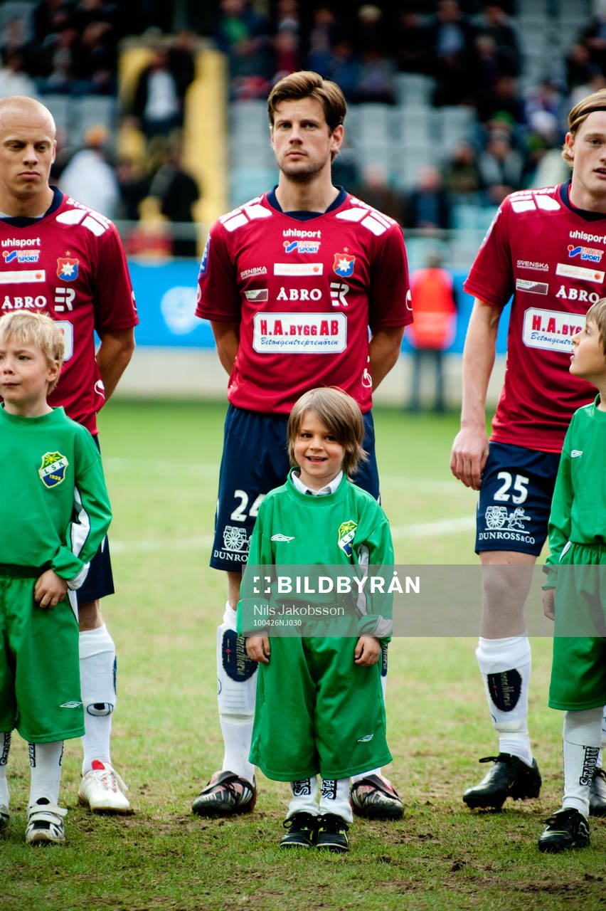 Inför match, maskot med lite för stora kläder framför