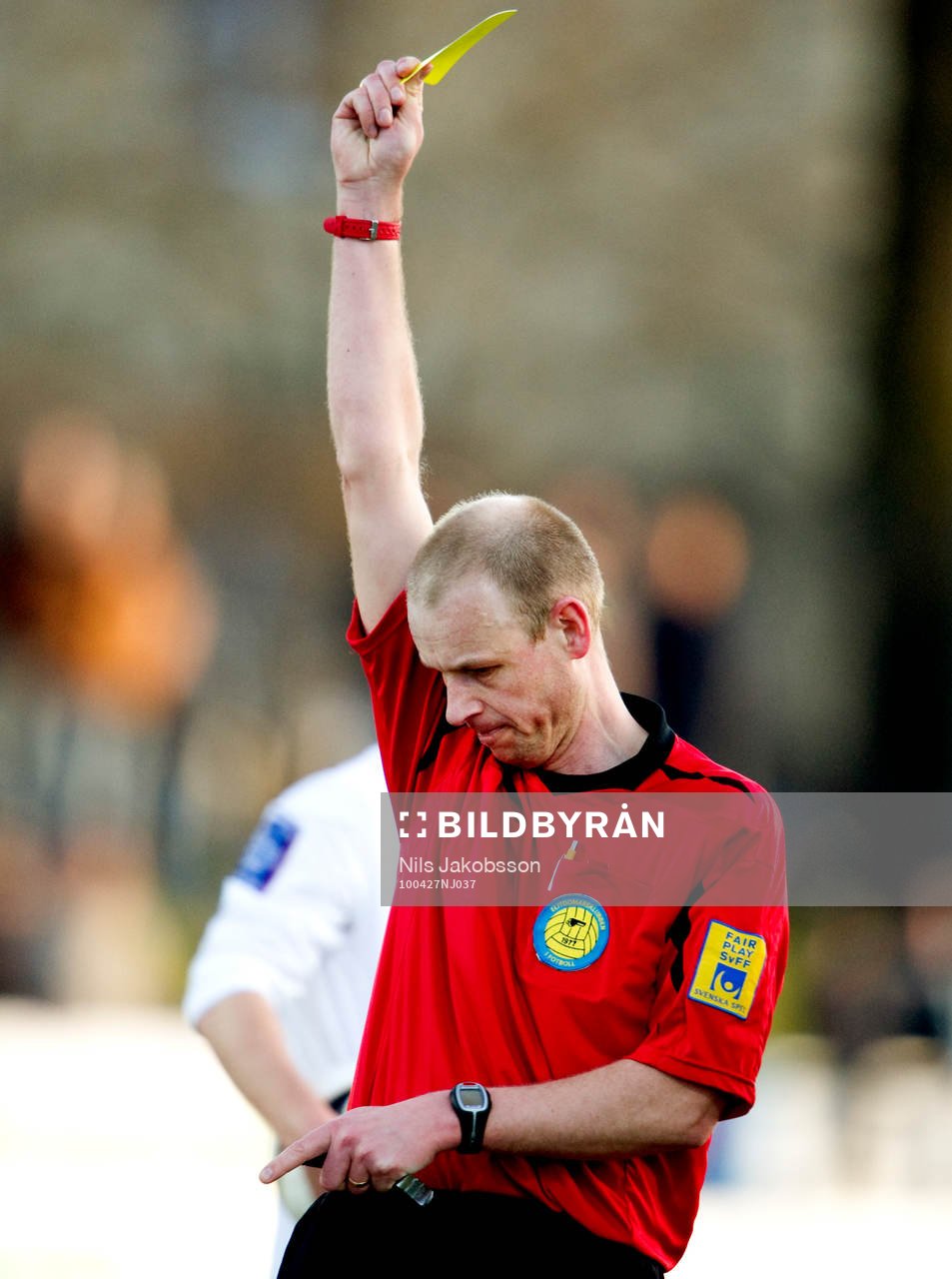Fredrik Lundberg, domare, ger varning, gult kort