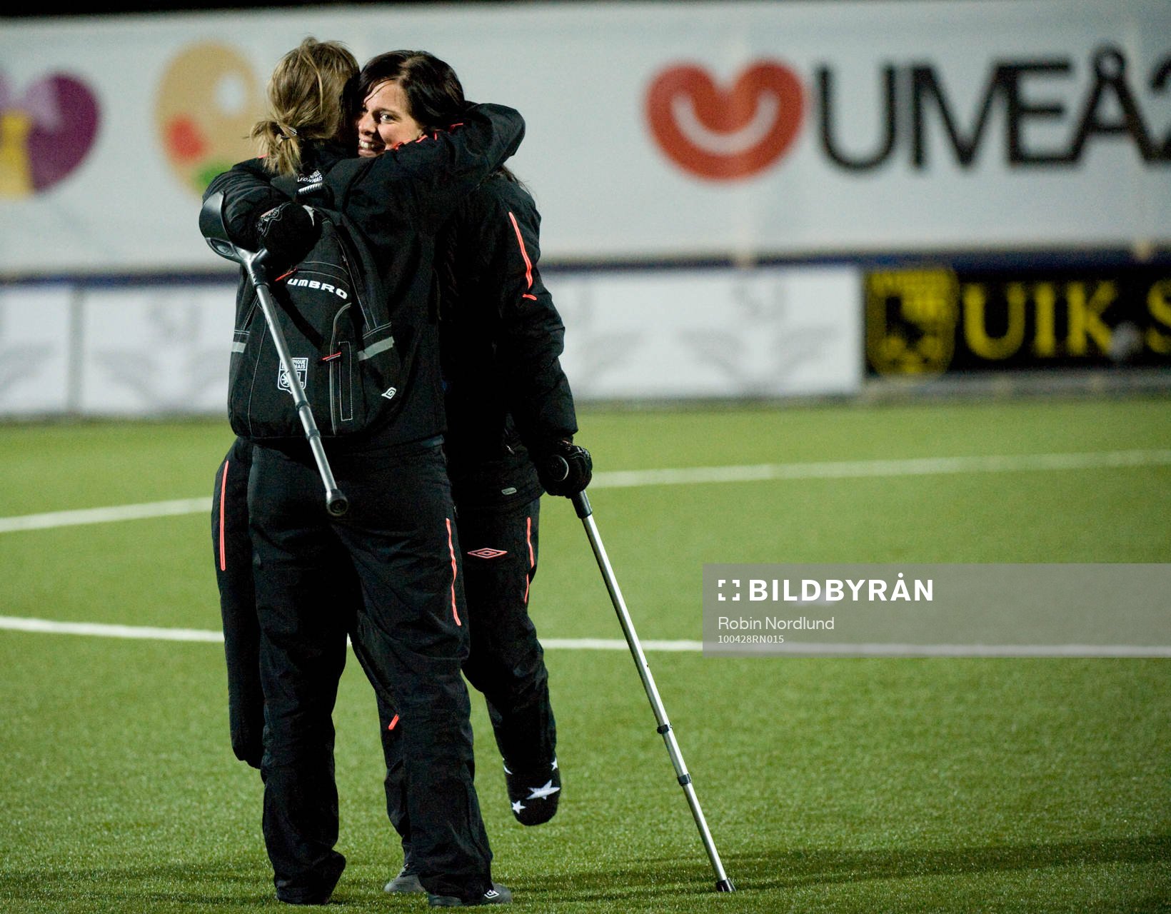 2, Umeå - Lyon: Lotta Schelin, Lyon blir omkramad