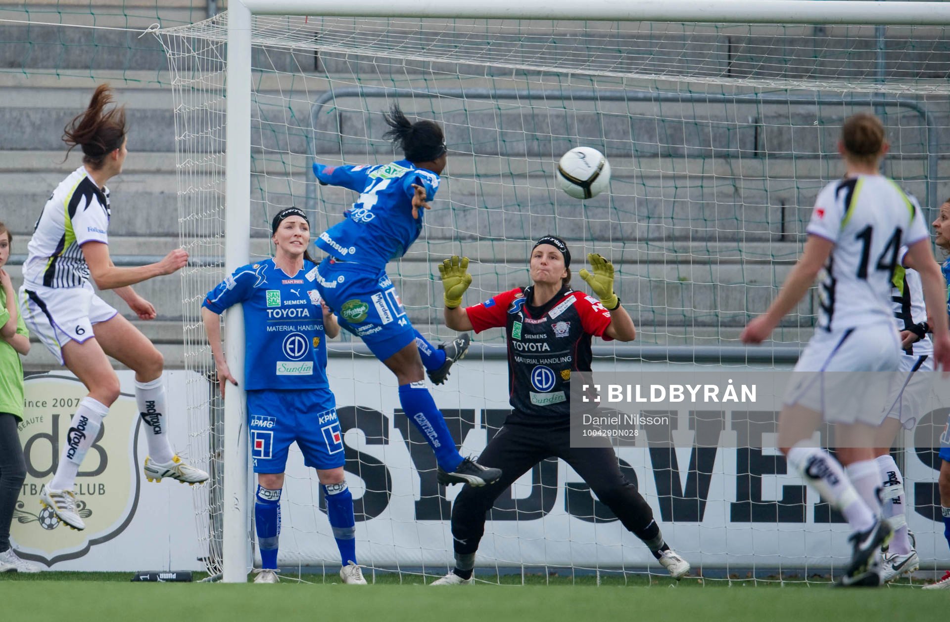 Kathryn Gill, Ldb nickar in en boll bakom Sofia Lundgren,