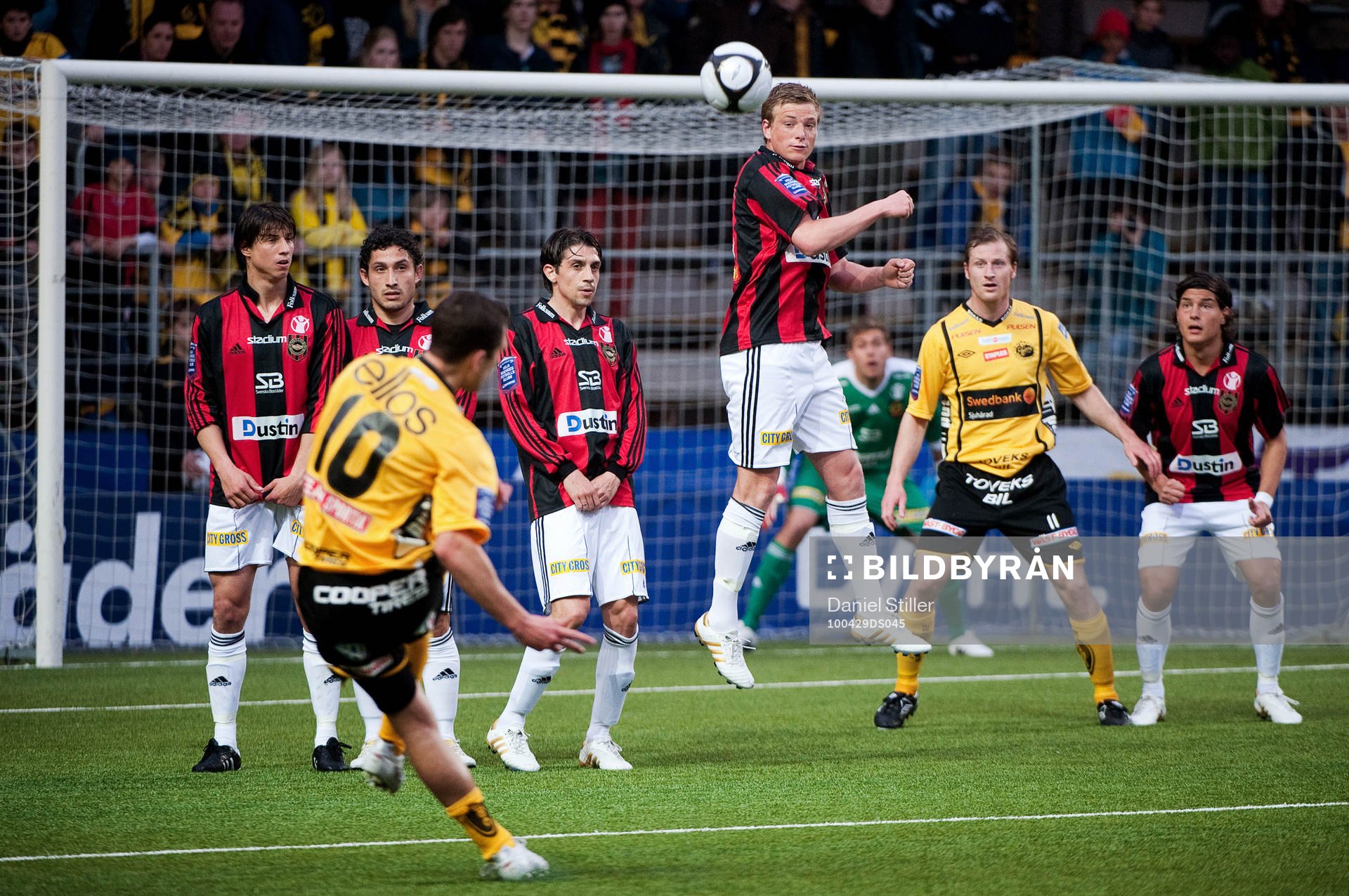 Martin Ericsson, Elfsborg, slår frispark mot