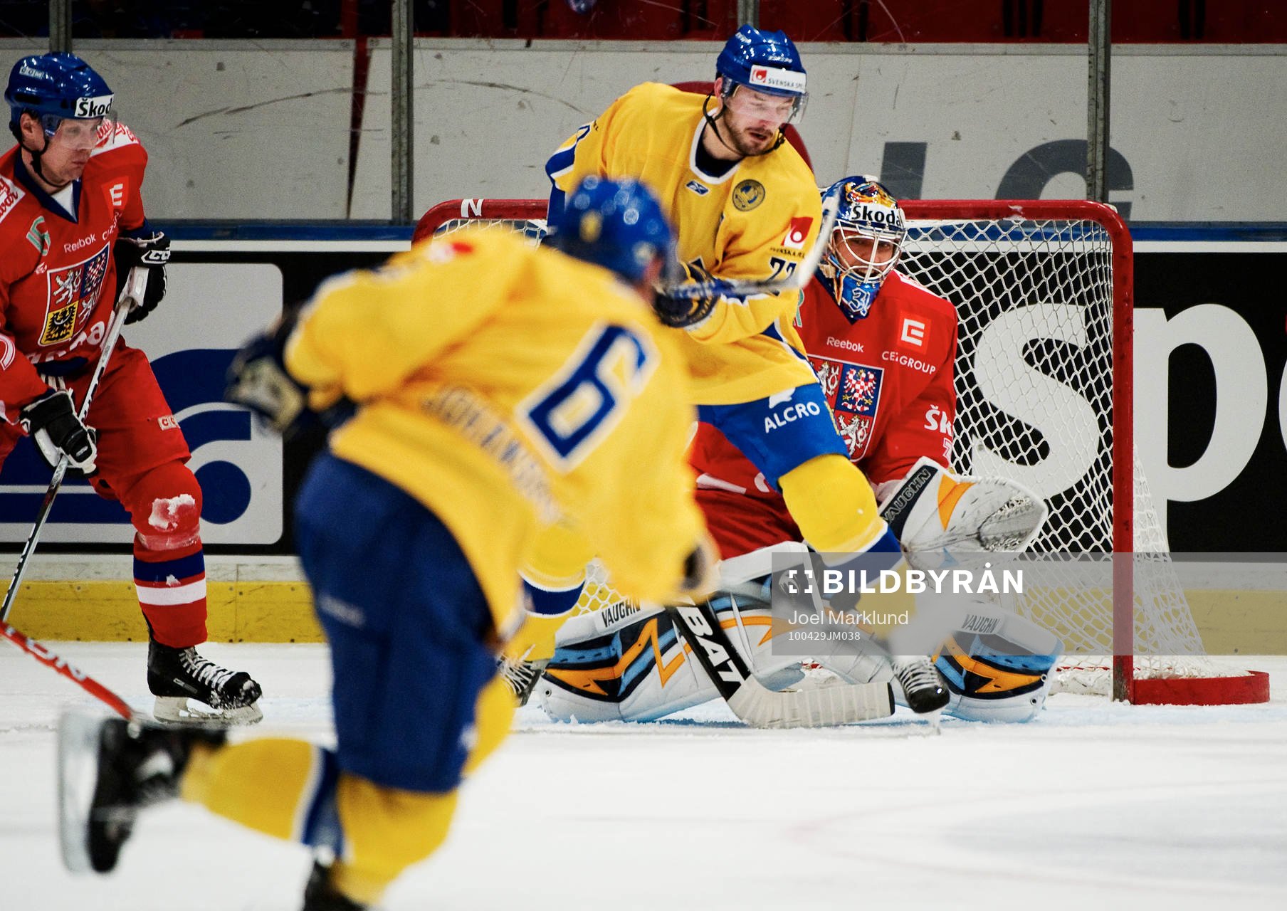 Magnus Johansson, Sverige, skjuter mot Ondrej Pavelec,