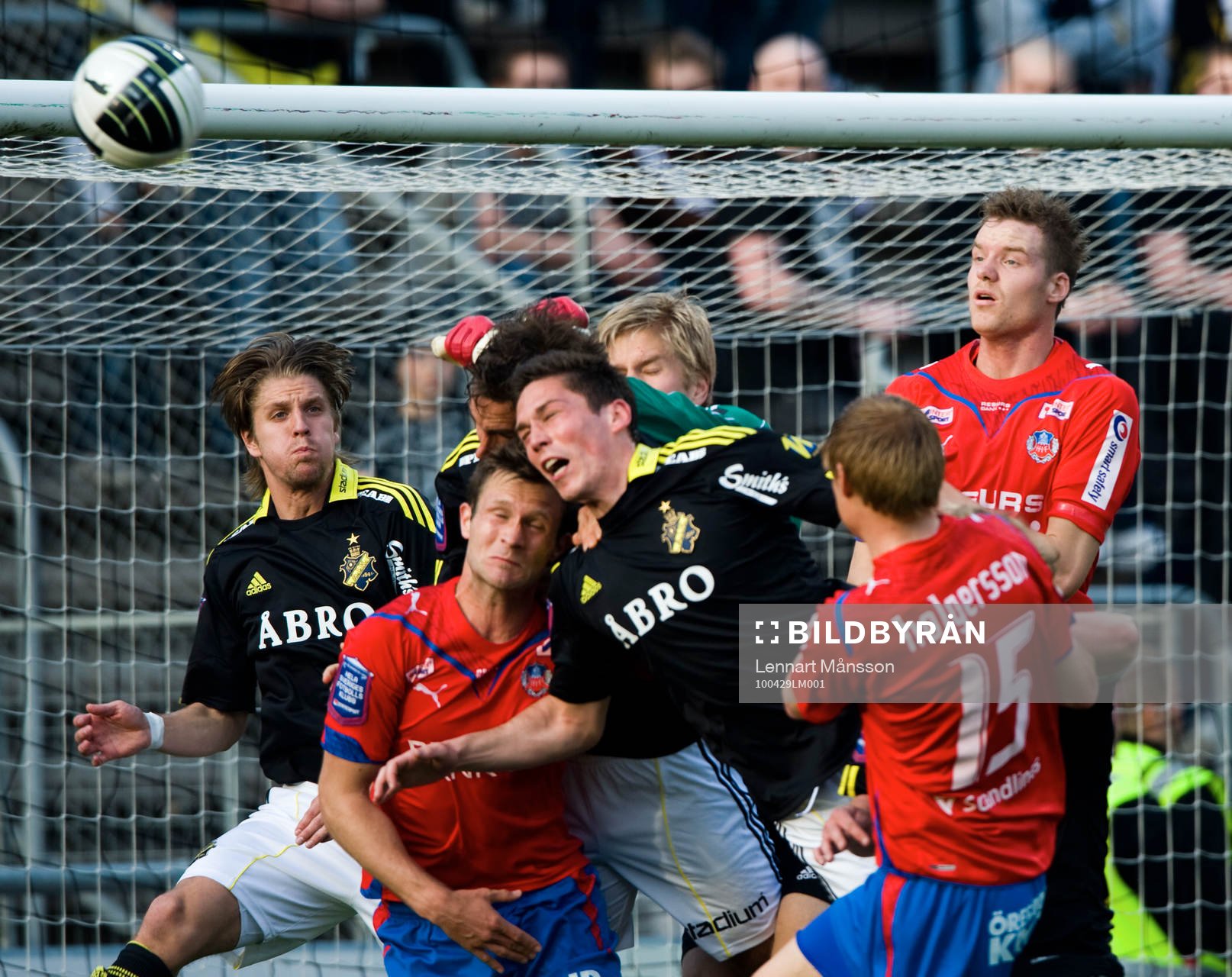 Tilltrasslat framför AIK-målet, Miran Burgic nickar undan