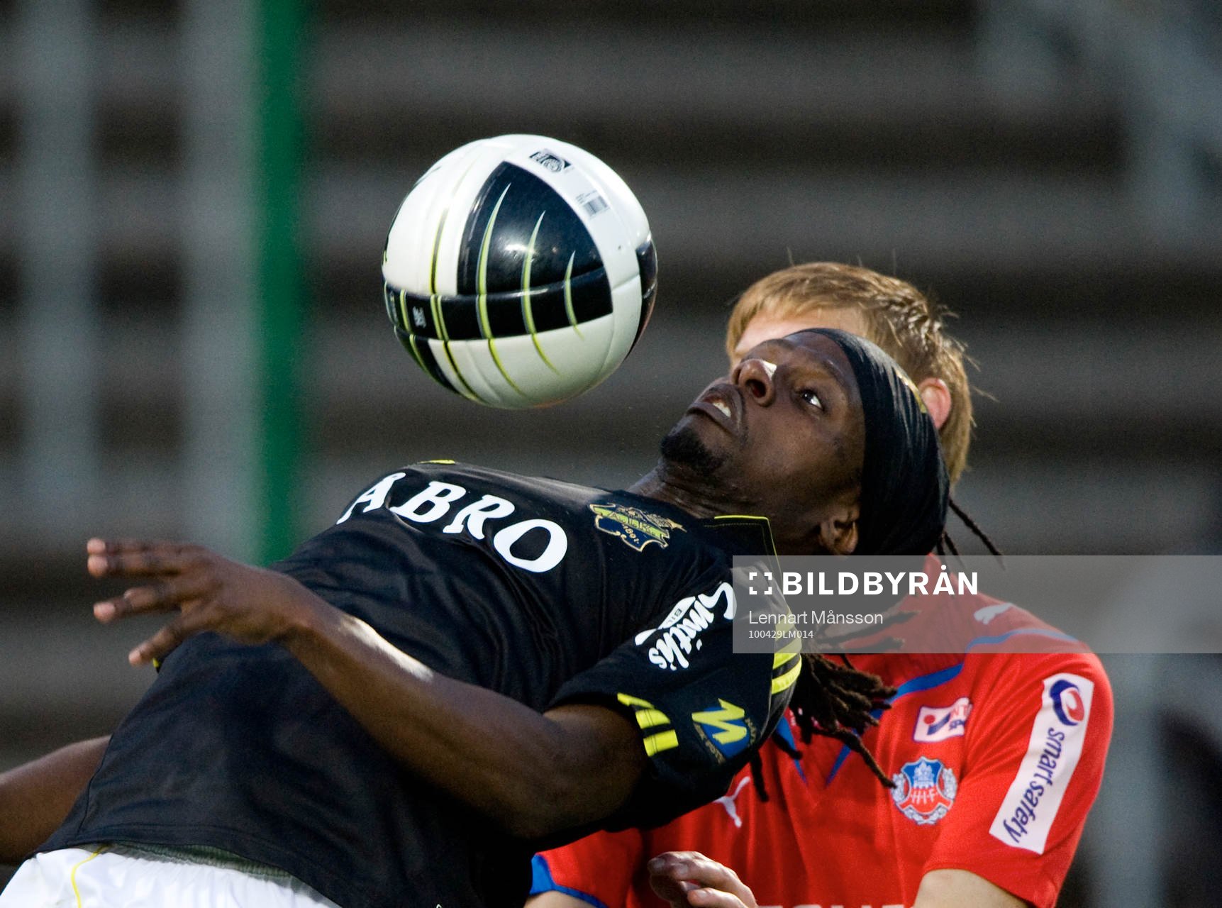 Martin Kayongo Mutumba, AIK, tar ner bollen på bröstet