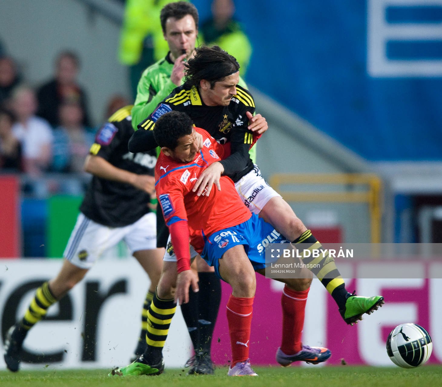 Bojan Djordic, AIK, brottar ner Rachid Bouaouzan,