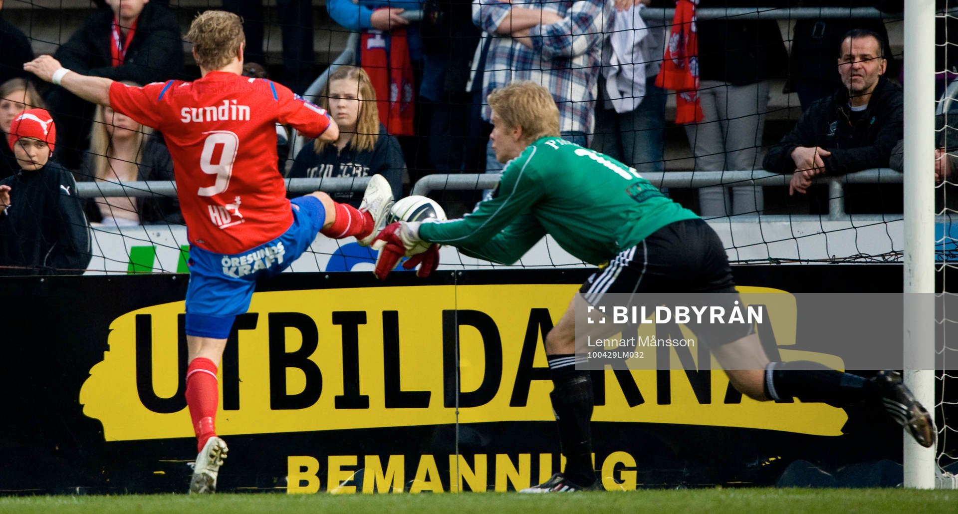 Erik Sundin nära överlista Tomi Maanoja, målvakt, AIK