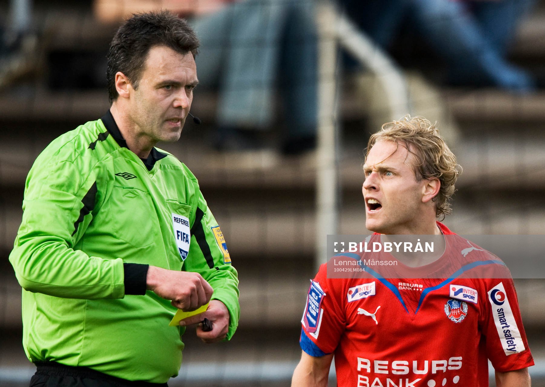 Martin Ingvarsson, domare och Erik Sundin. Gult kort,
