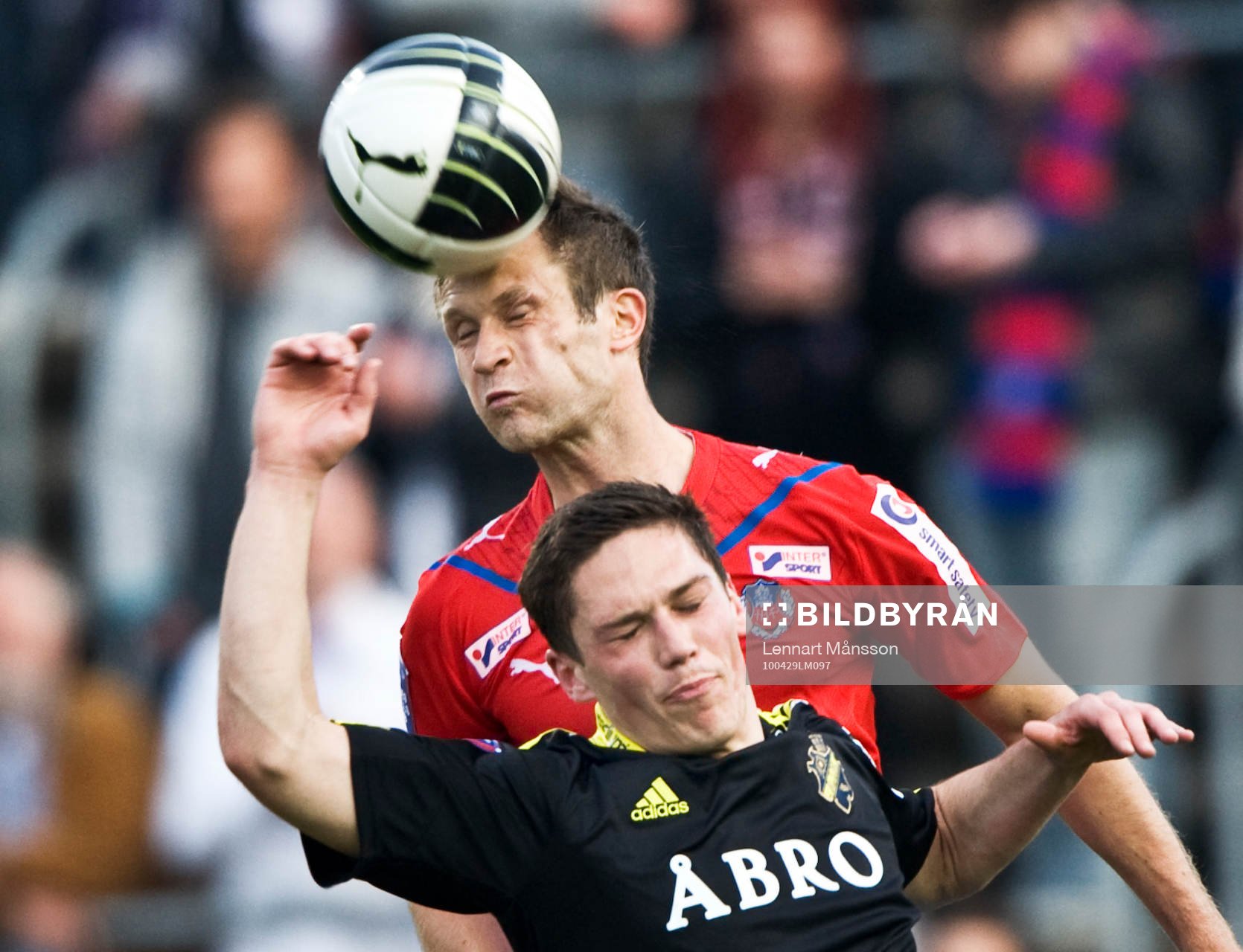 Hannu Patronen, Helsingborg och Miran Burgic, AIK. Nickduell