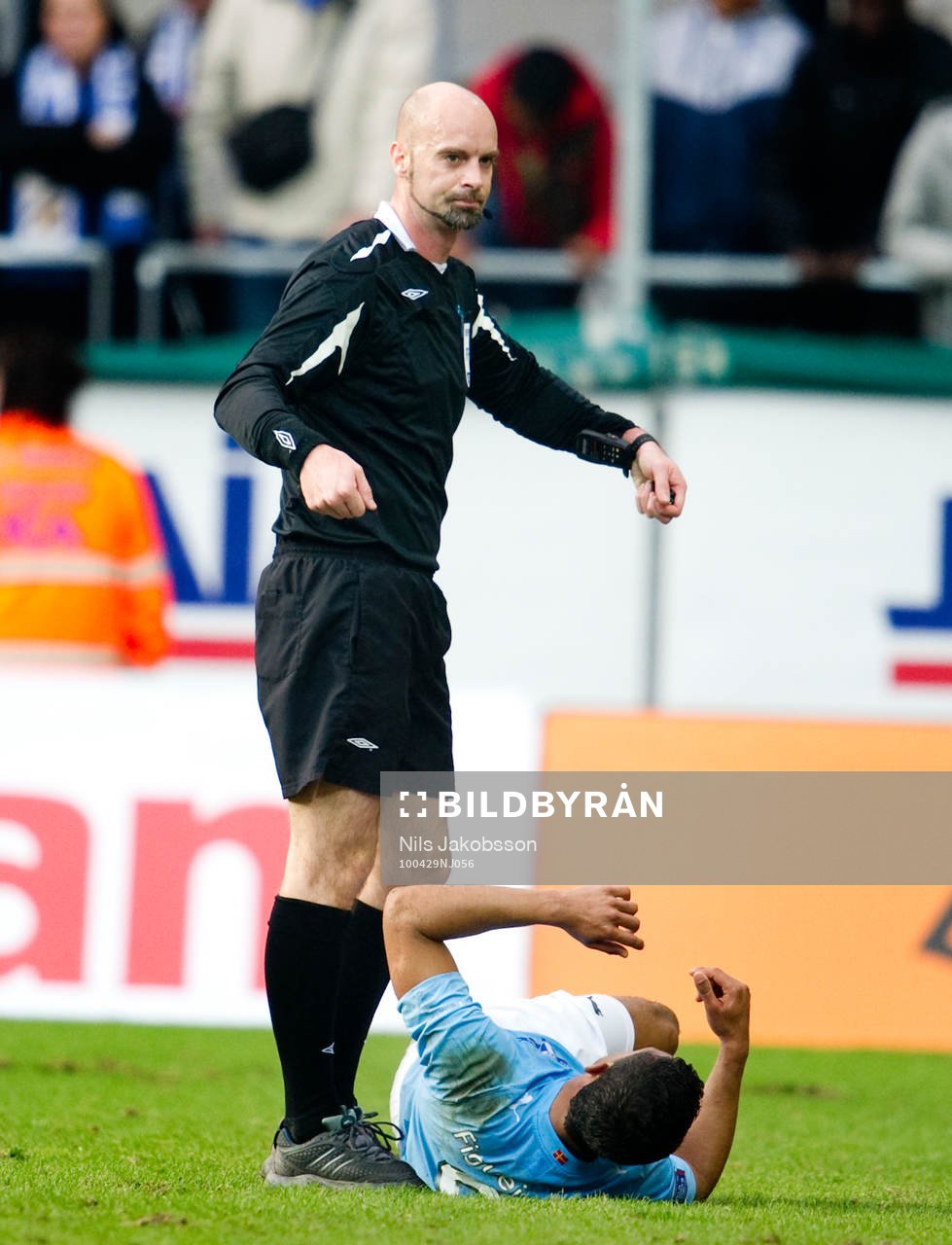 Wilton Aguiar Figueiredo, Malmö FF, ut på bår. Skada